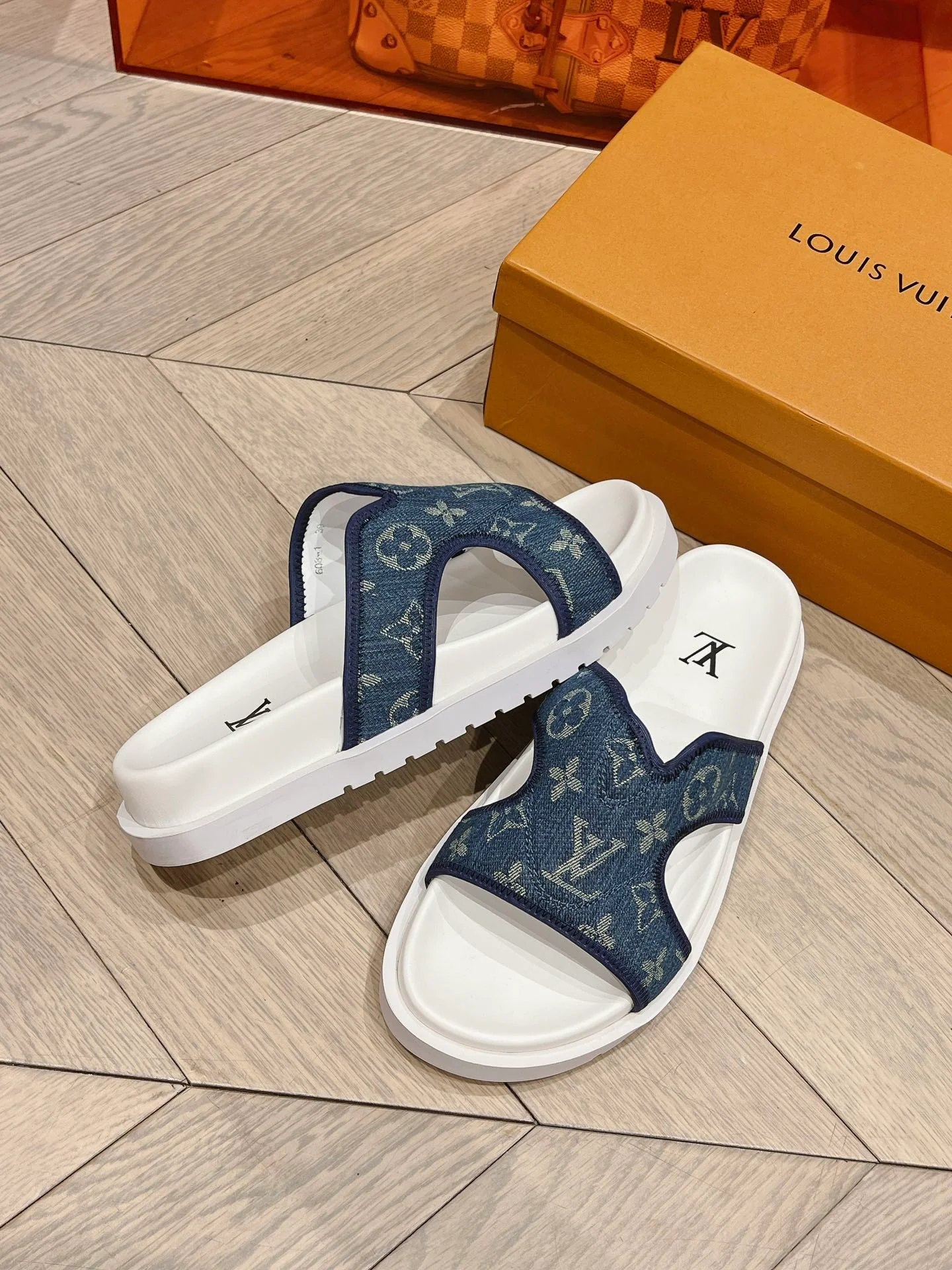 Новинка сезона лето 2023 от LV для мужчин - пляжные сандалии.