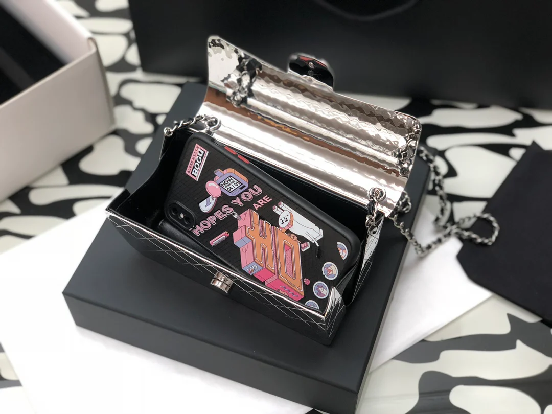 Лимитированная коллекция Chanel весна/лето 2022 - Сумка с клапаном - Металлическая сумка - Большая