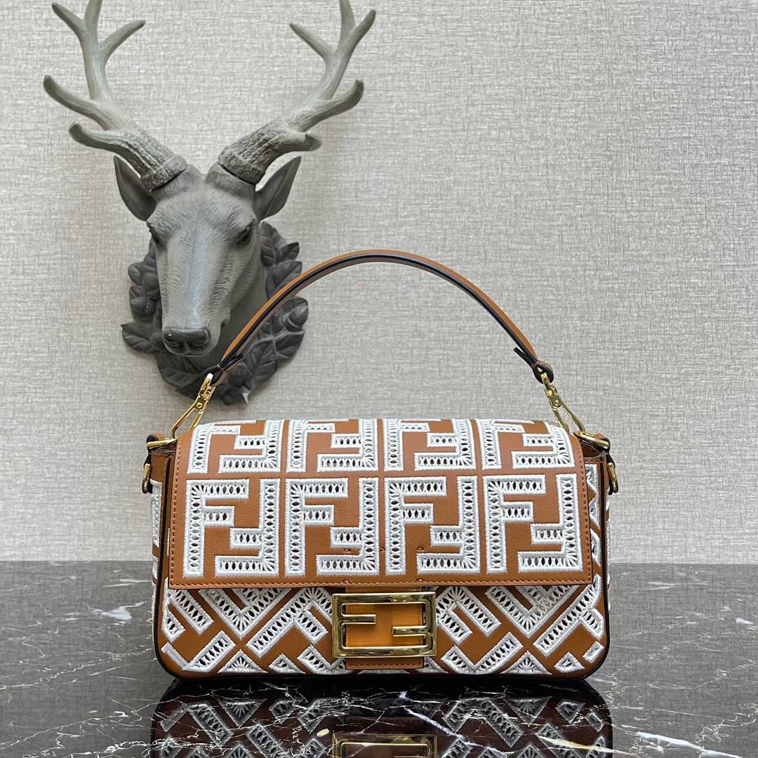 Сумка-багет Fendi Baguette Medium из коричневой кожи с кружевом.