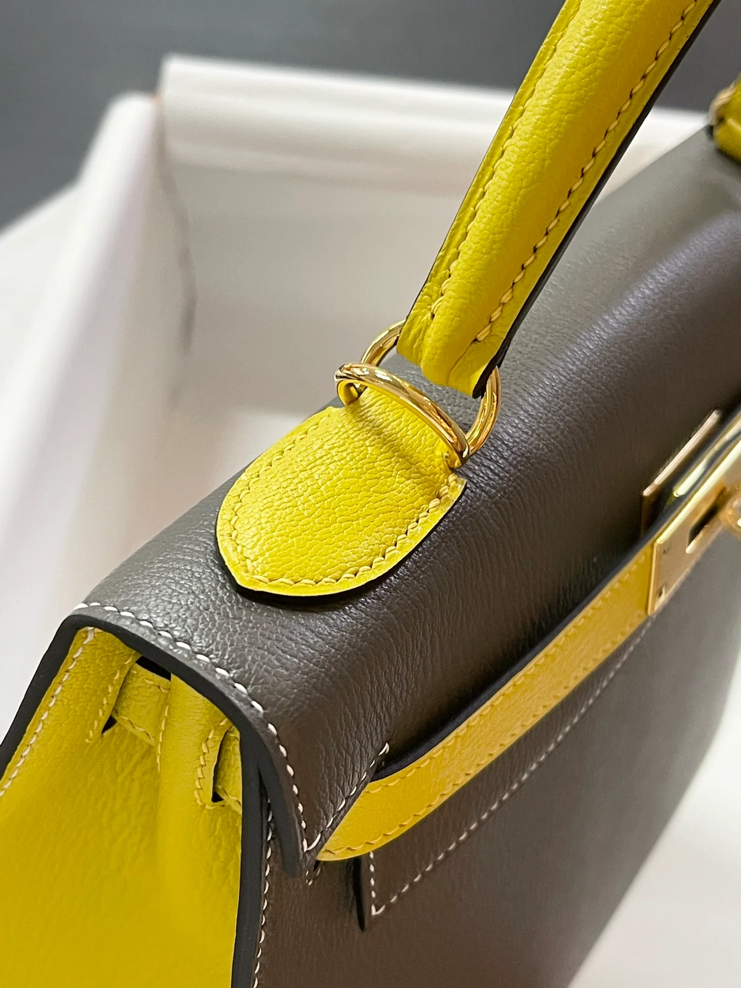 Hermes Kelly 28 Epsom Tin Grey с пряжкой из неаполитанского желтого золота