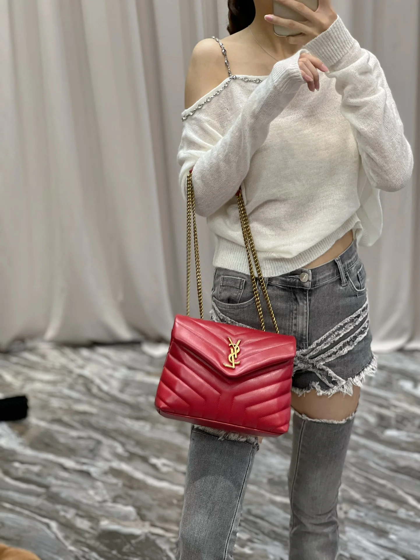 Маленькая сумка через плечо YSL Loulou - красная