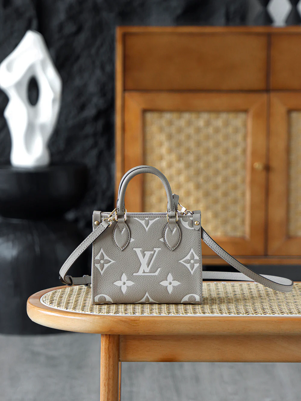 LV-m47054onthego-bb Маленький и изысканный, цвет ?слоновий серый?.