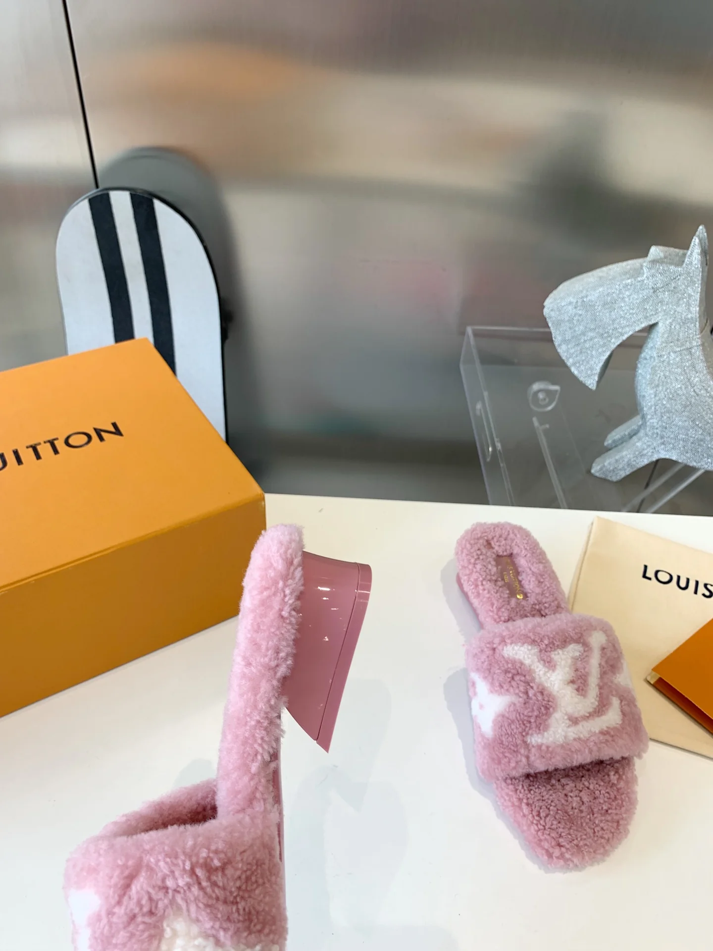 Новинка LV 2022 года - Меховые тапочки - Розовые