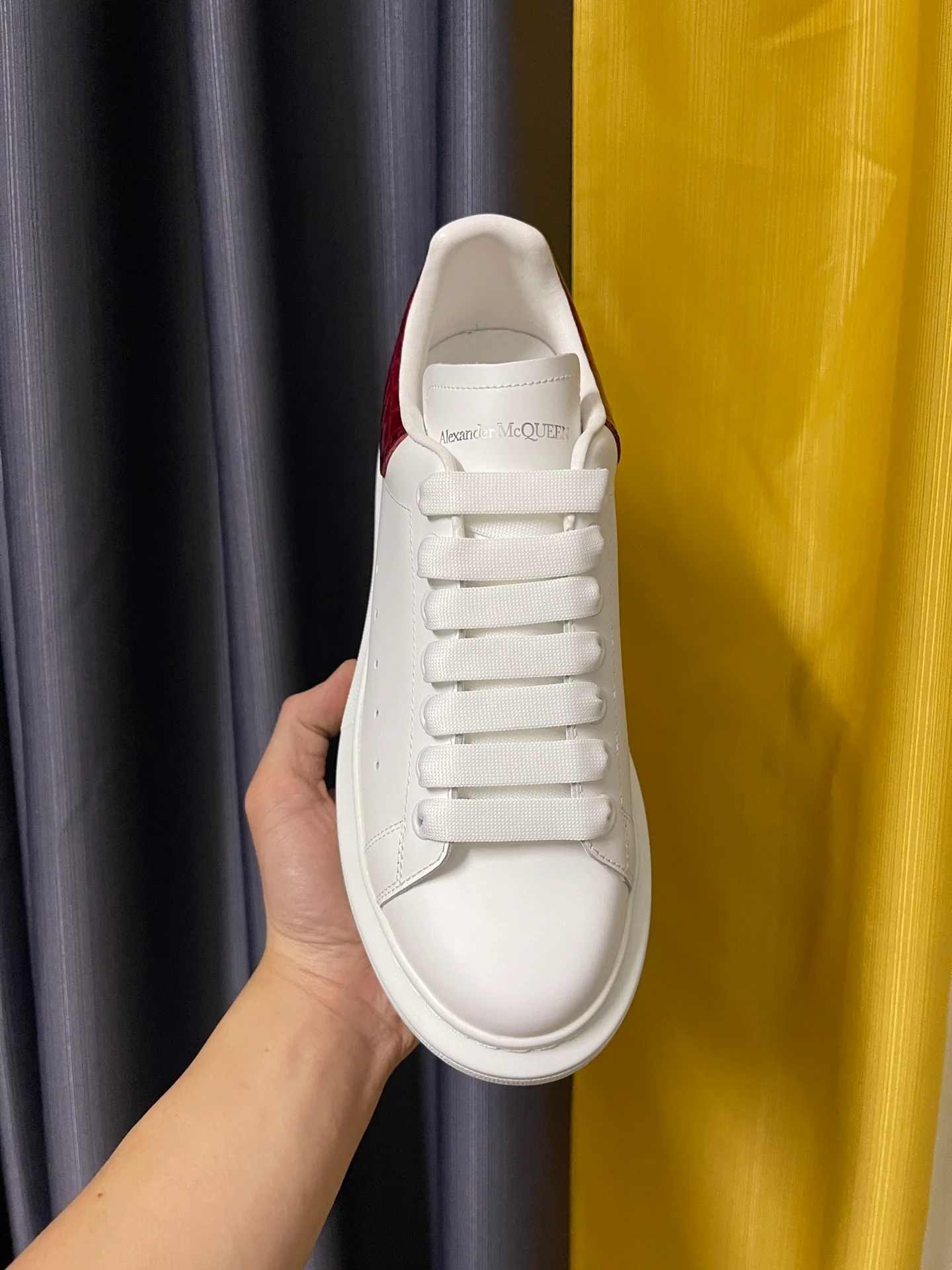 Классические белые кроссовки McQueen - унисекс - каблук с красным каменным узором
