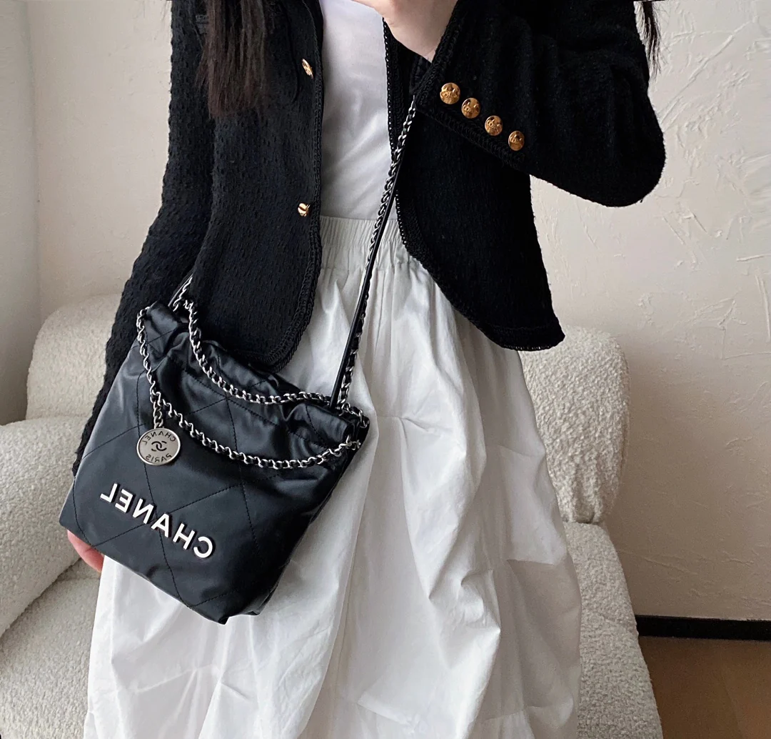 Новинка сезона весна/лето 2023 от Chanel - сумка 22 - мини - черно-серебристая - на фото.