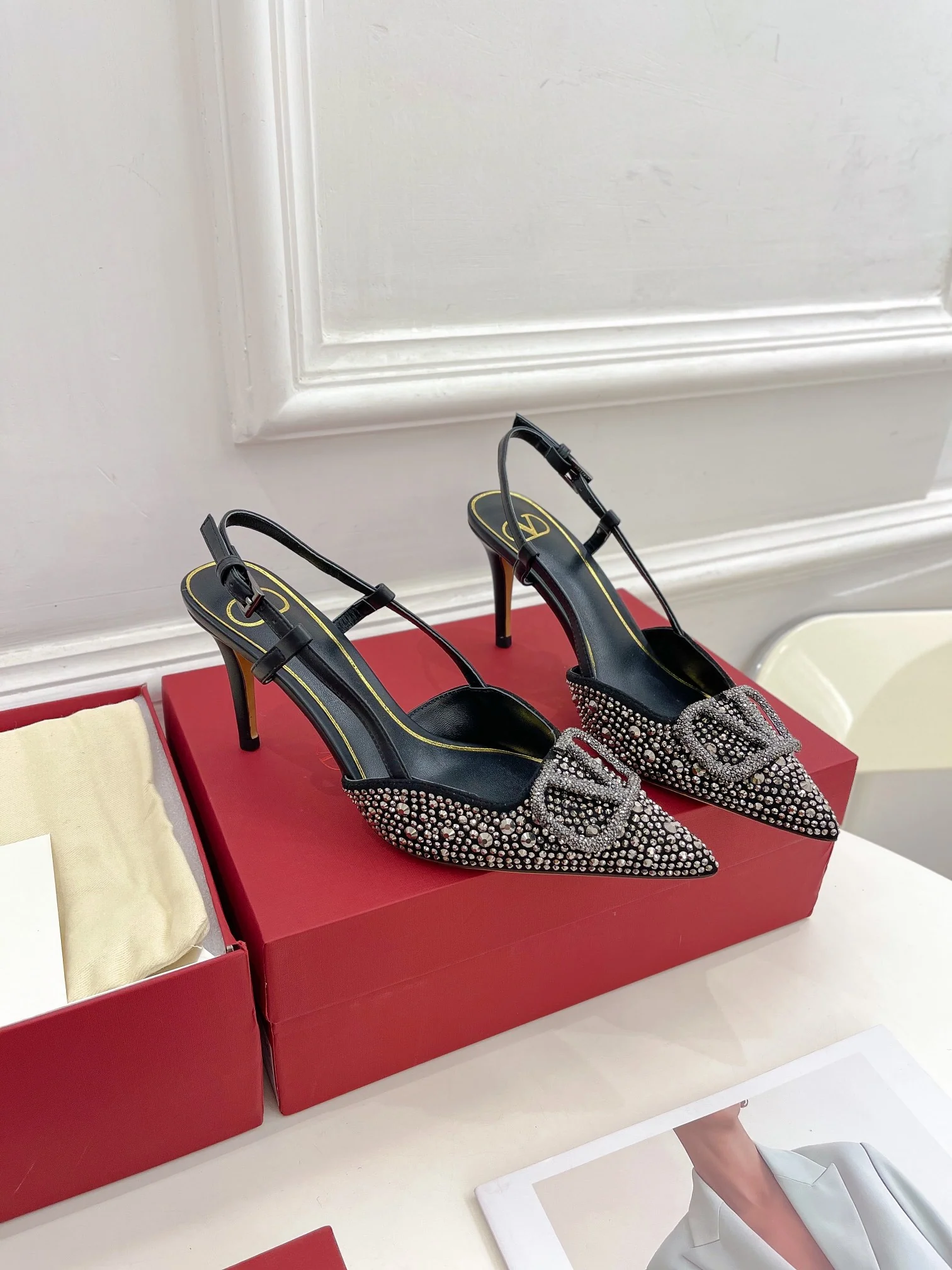 Новинка лета 2023 от Valentino - Серия Roman Stud - Сандалии со стразами - 4-5 см - Черные