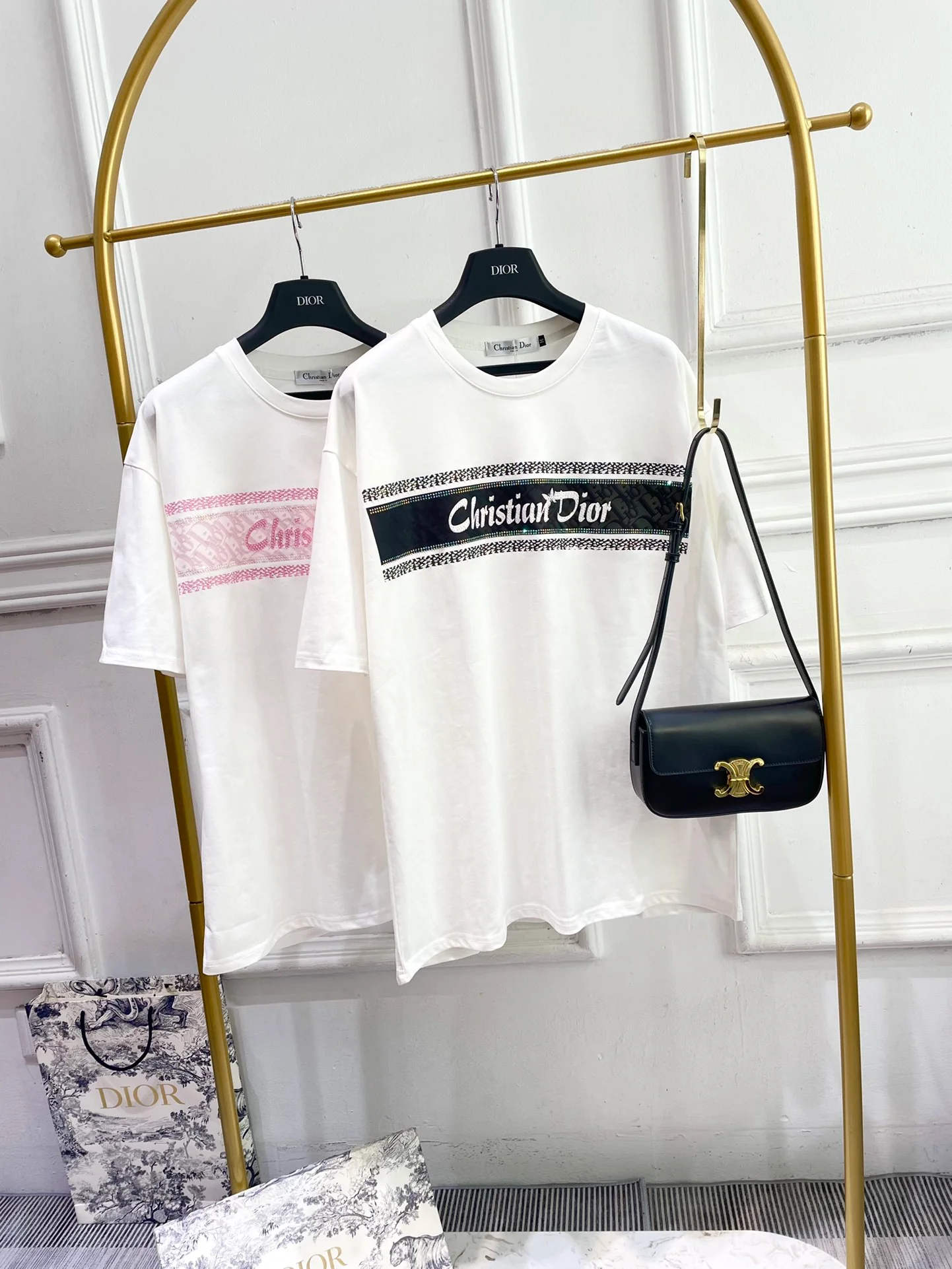 Футболка Dior 2403 из хлопка свободного кроя с коротким рукавом, украшенная стразами, черного цвета.