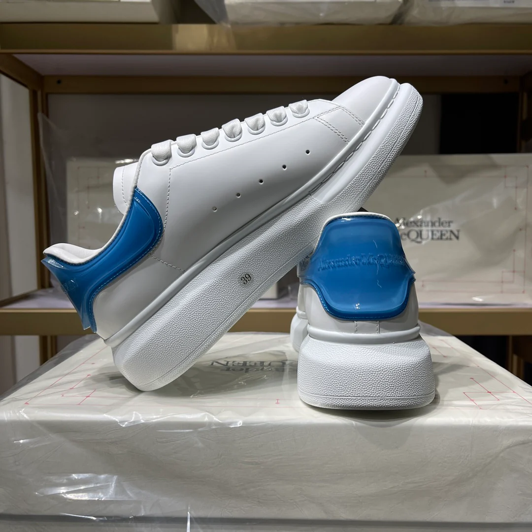 Классические белые кроссовки McQueen - унисекс - светло-голубая подошва из искусственного меха - премиум-издание