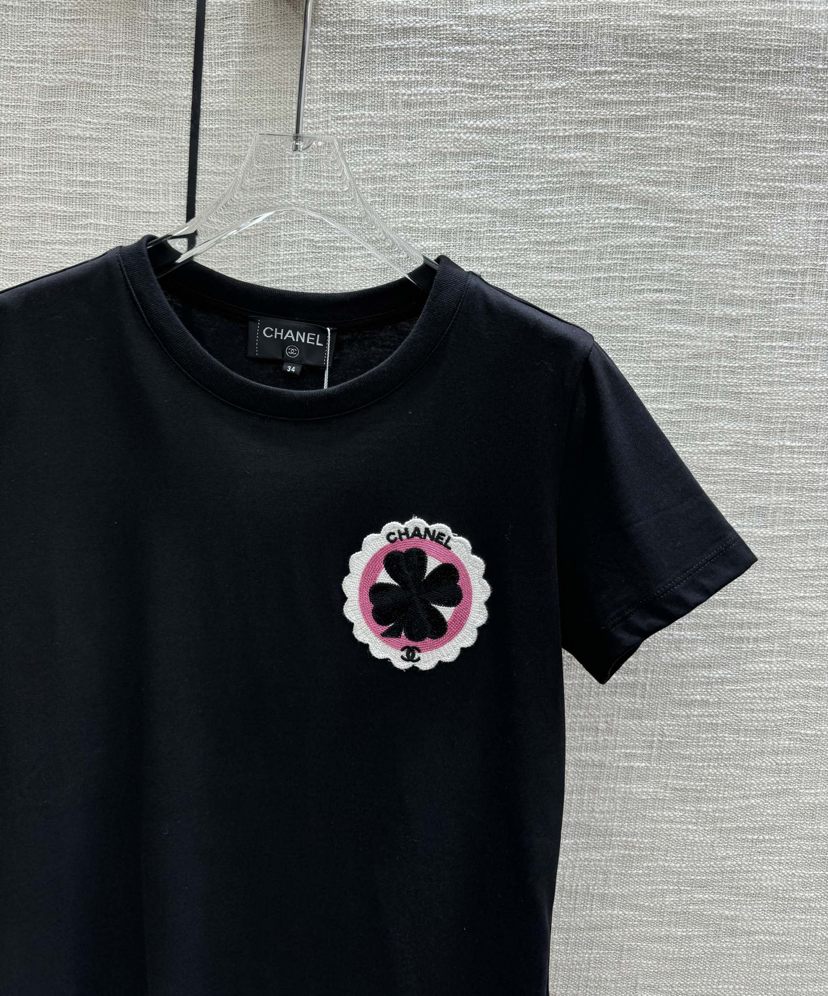 Футболка Chanel 2403 с вышитым четырехлистным клевером и круглым вырезом, с короткими рукавами - черная.