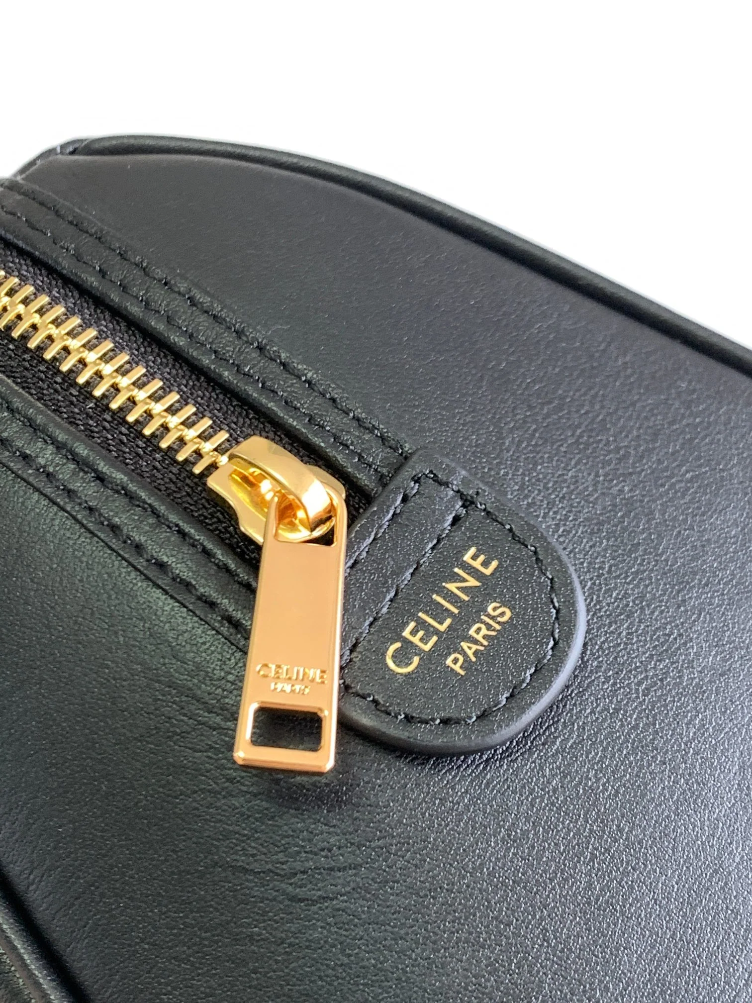 Коллекция Celine Весна/Лето 2023 - Бостон-сумка Cuir Triomphe из гладкой телячьей кожи - Черная