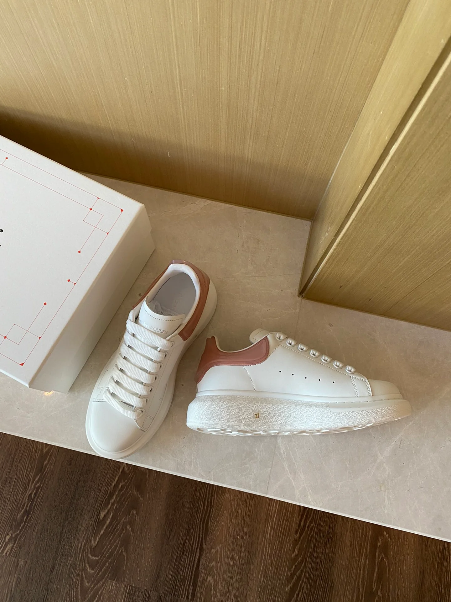 Классические белые кроссовки McQueen - на каблуке-резинке - персиково-розовые