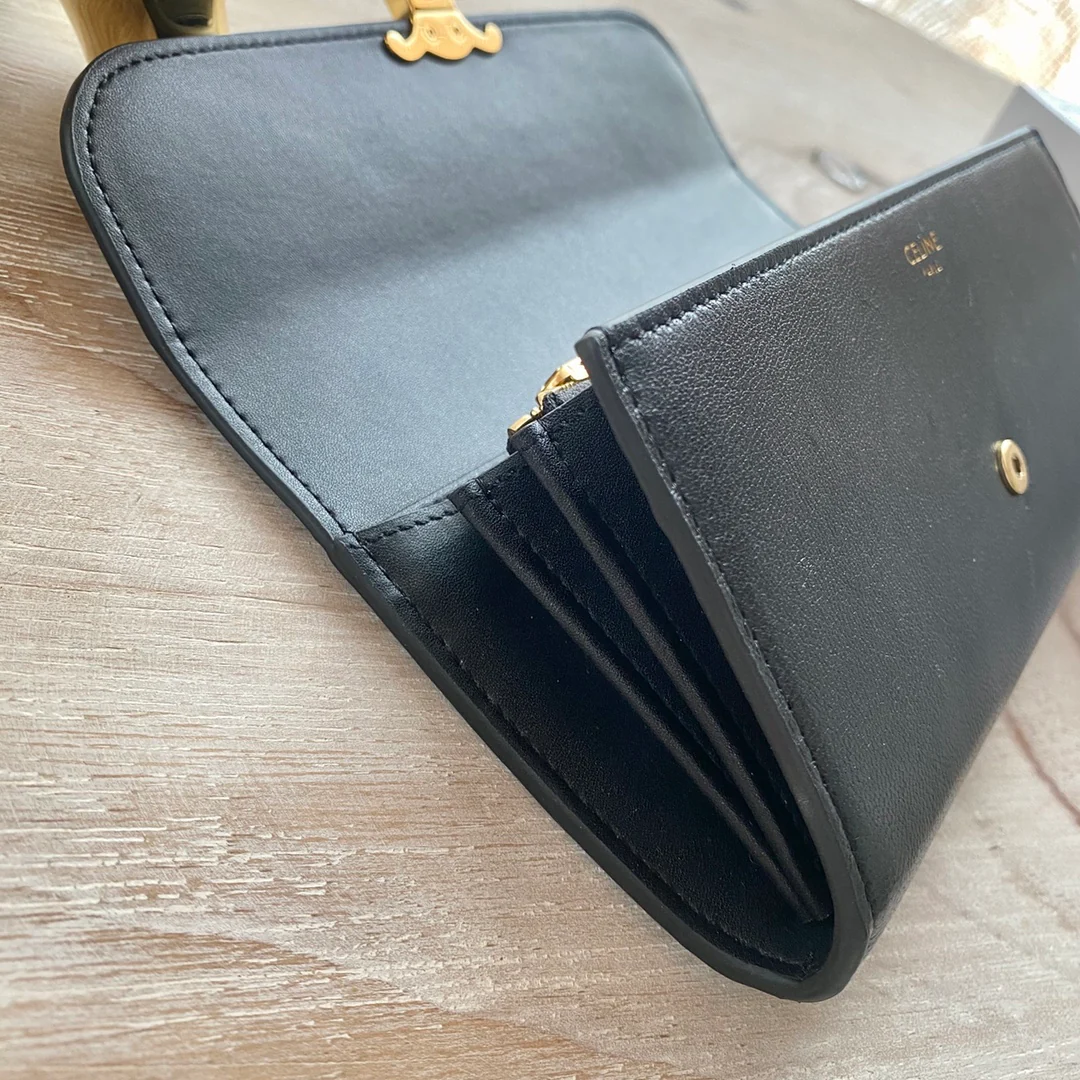 Celine TRIOMPHE 大号亮泽光滑羊皮革翻盖长夹