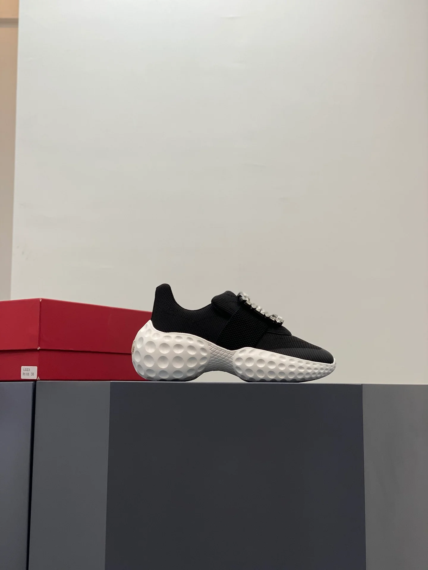 Кроссовки viv-run с пряжками и тканевой отделкой - черные