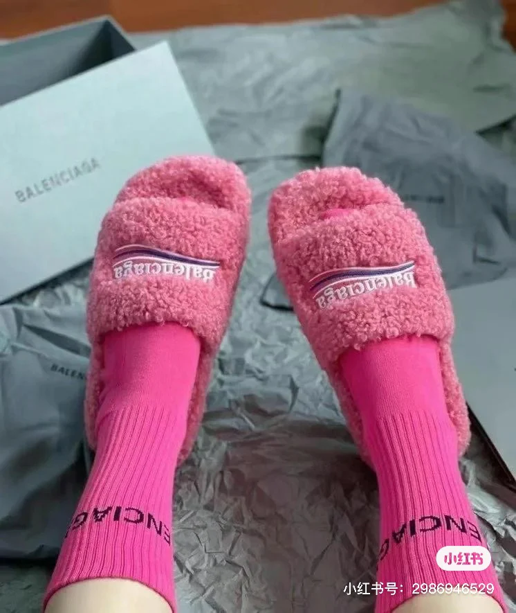 Новинка Balenciaga 2023 года - Меховые тапочки на платформе - Серые - 1