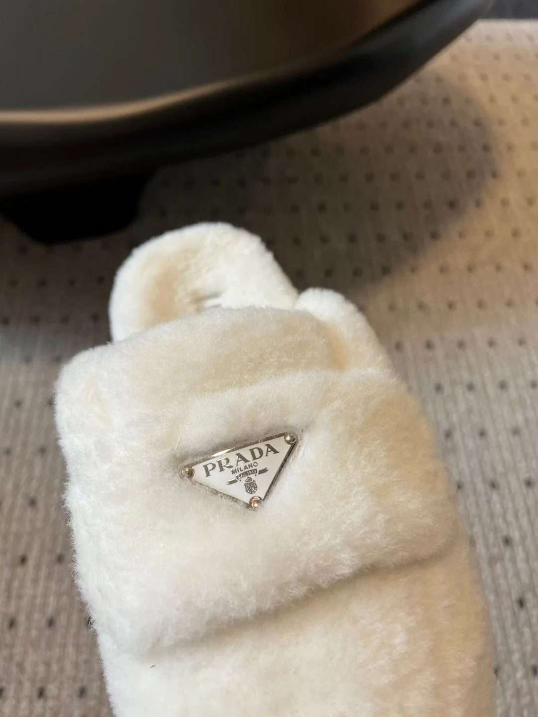 Новинка сезона осень/зима 2023 от Prada - Меховые тапочки с мягким носком - Белые