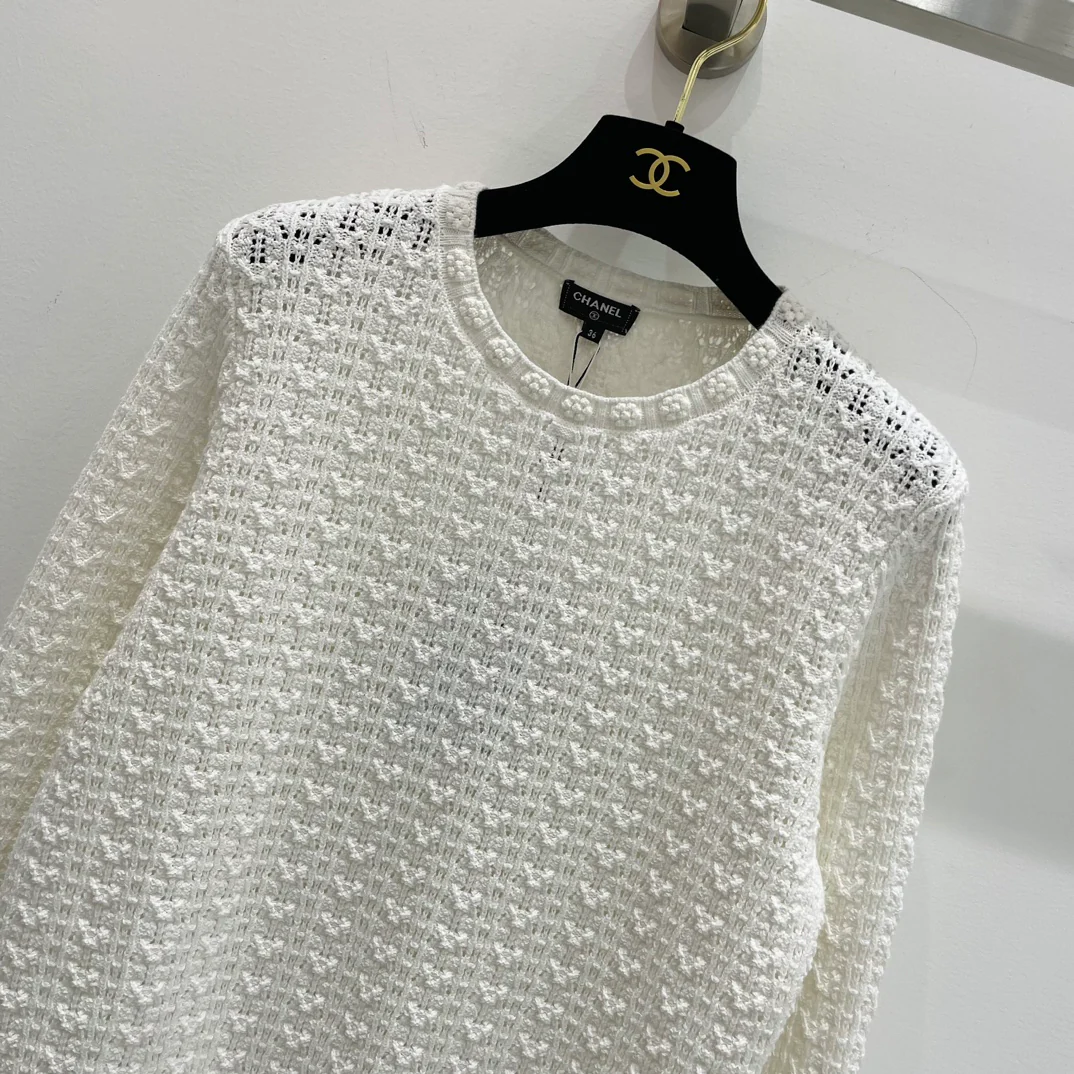Свитер Chanel 2403 с объемным изображением цветка камелии и круглым вырезом - белый