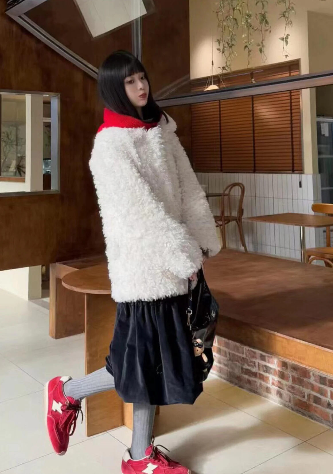 Косметичка/сумка для обеда Miu Miu из лакированной кожи — фото в действии.