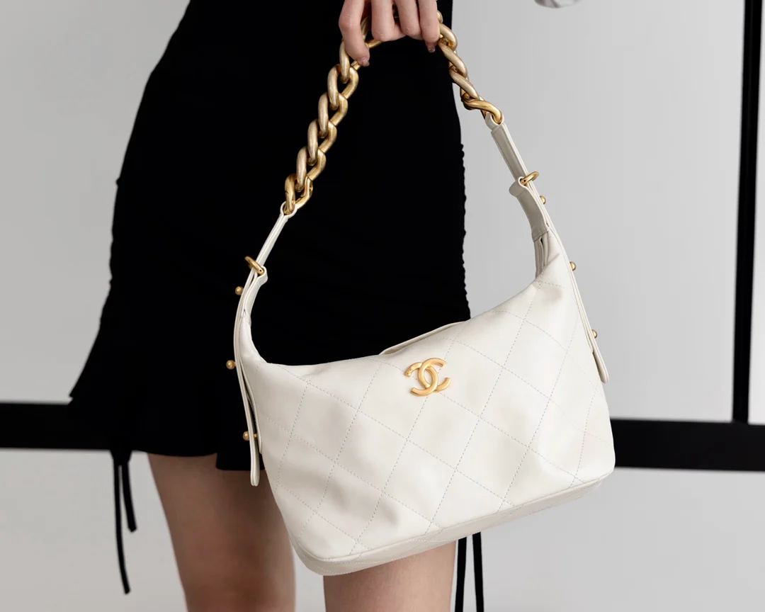 Новая модель Chanel 2022 года - массивная сумка-худи на цепочке - белая