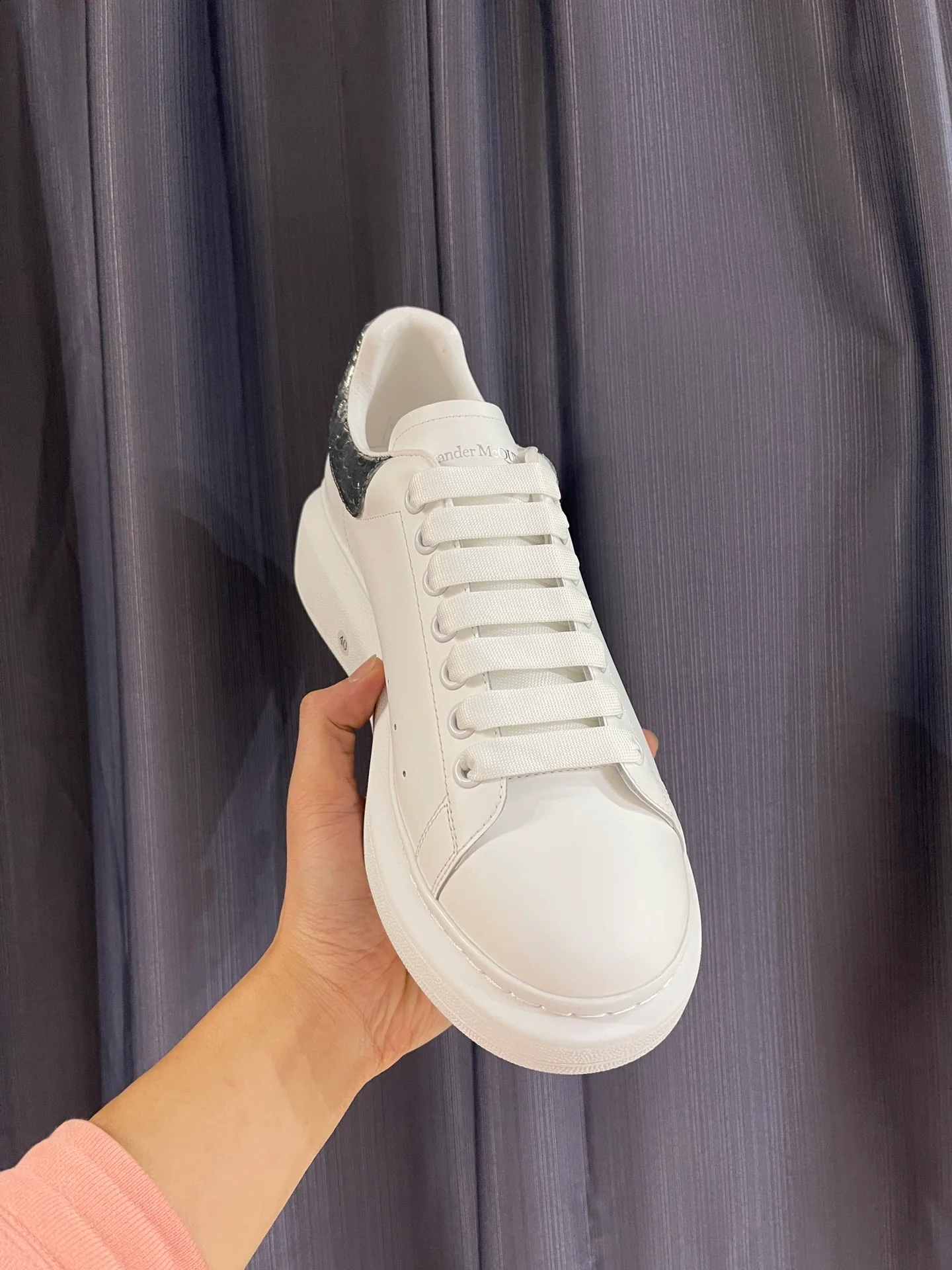 Классические белые кроссовки McQueen - унисекс - каблук из серой змеиной кожи - Премиум-издание