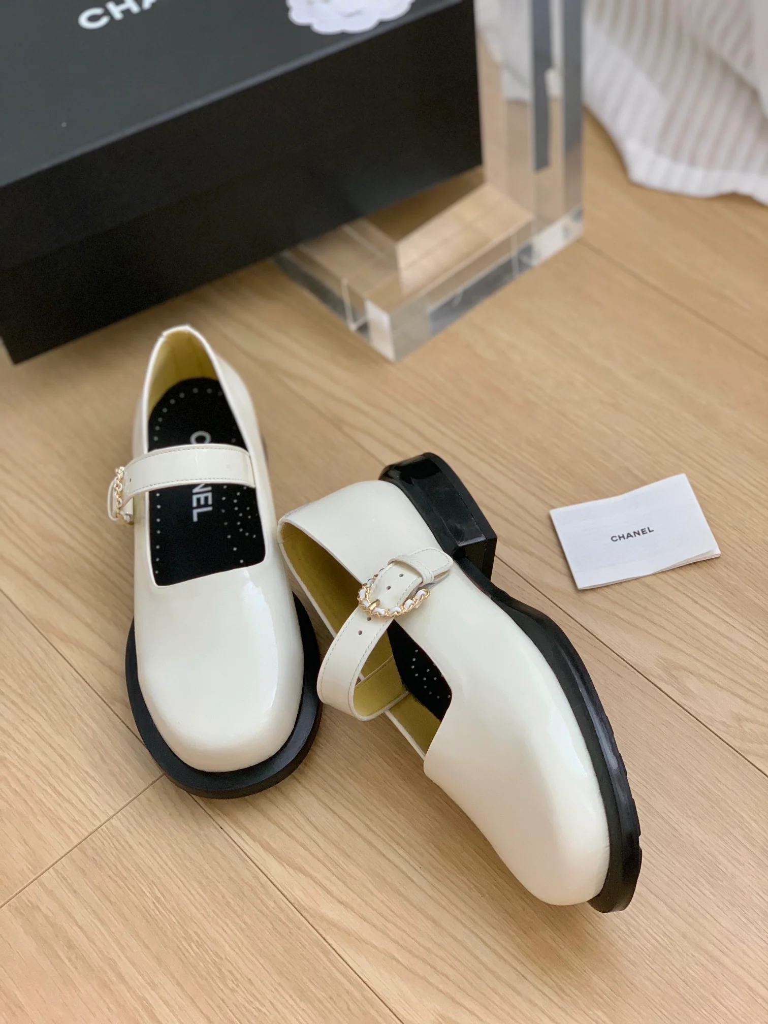 Новинка сезона осень/зима 2023 от Chanel - туфли Мэри Джейн - белые.
