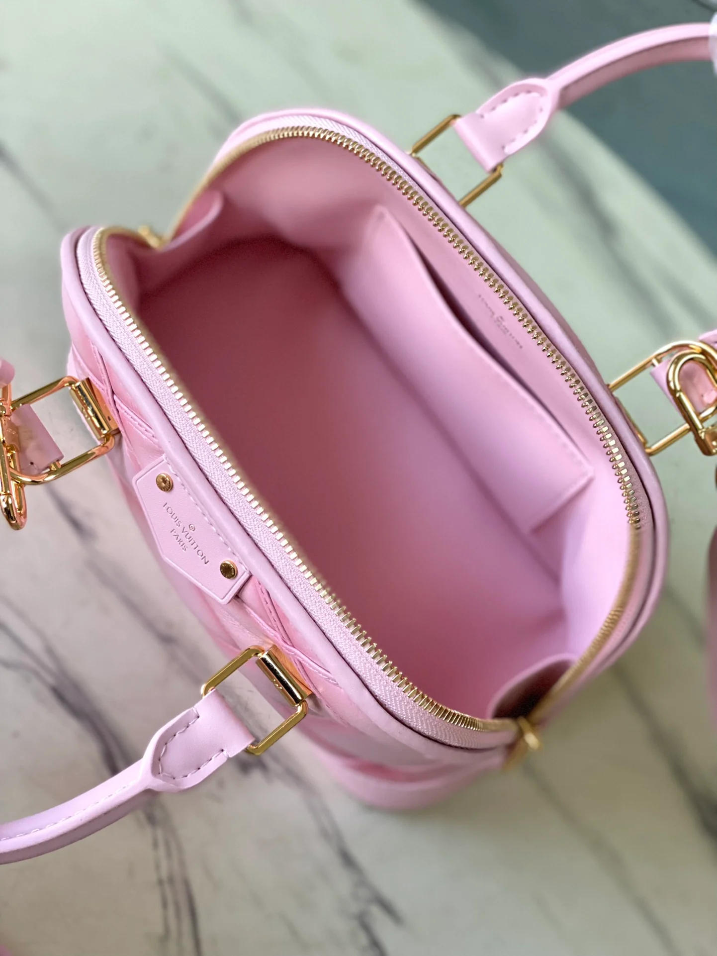 m24453-LV-nicolas-ghesquiere-shell bag-pink