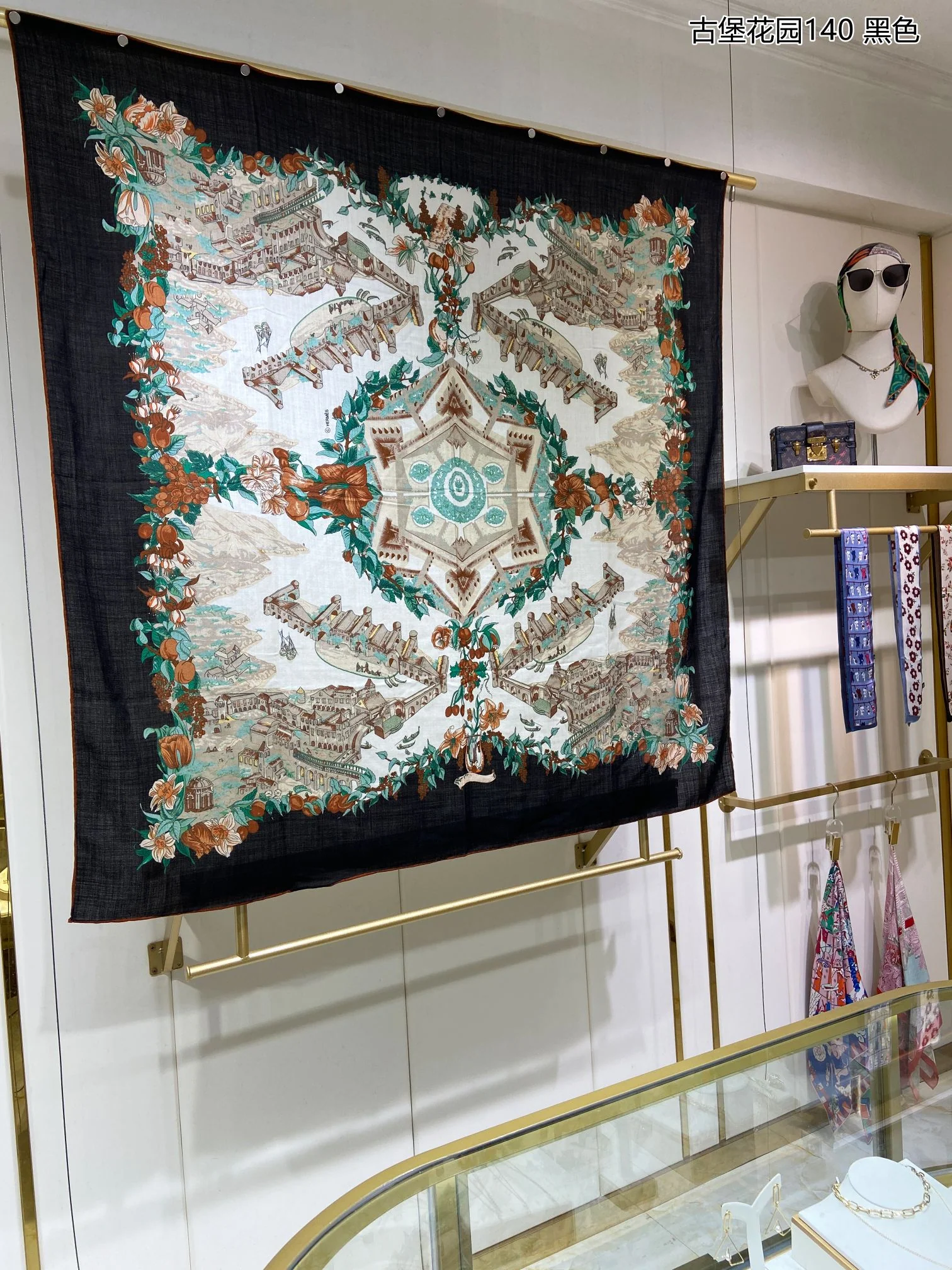 Квадратный шарф ?Замок Гермеса? — 140 см — 70 — Кашемир — 30 — Шелк