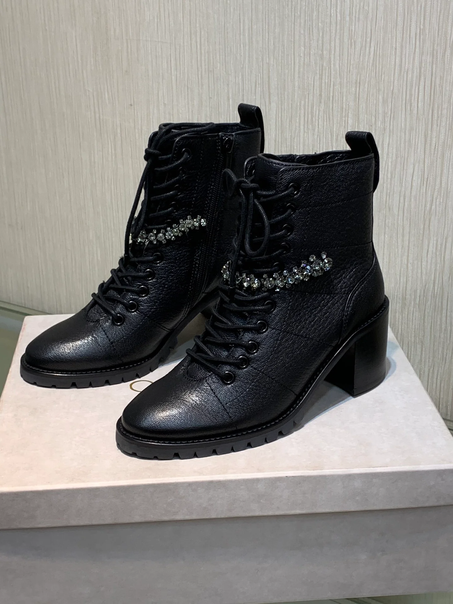Jimmy - Новинка сезона осень/зима 2022 - Женские сапоги, украшенные стразами Swarovski - высота 6-5 см