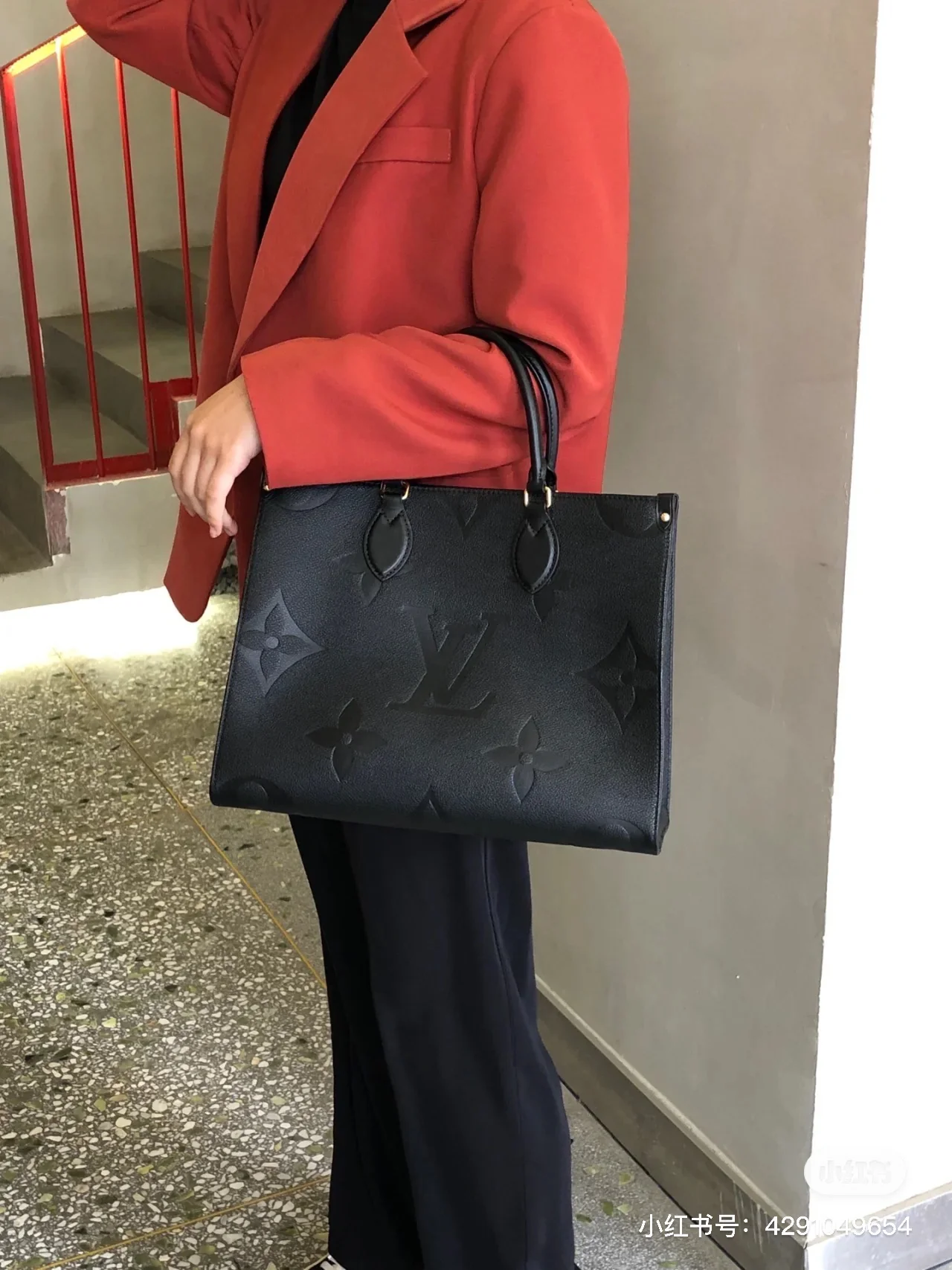 m45653-LV-onthego-pm Сумка-тоут, черная