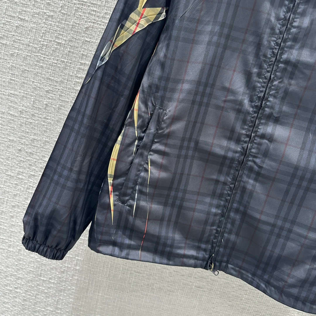 Burberry - 2403-24 Новинка ранней весны. Куртка с капюшоном в клетку.