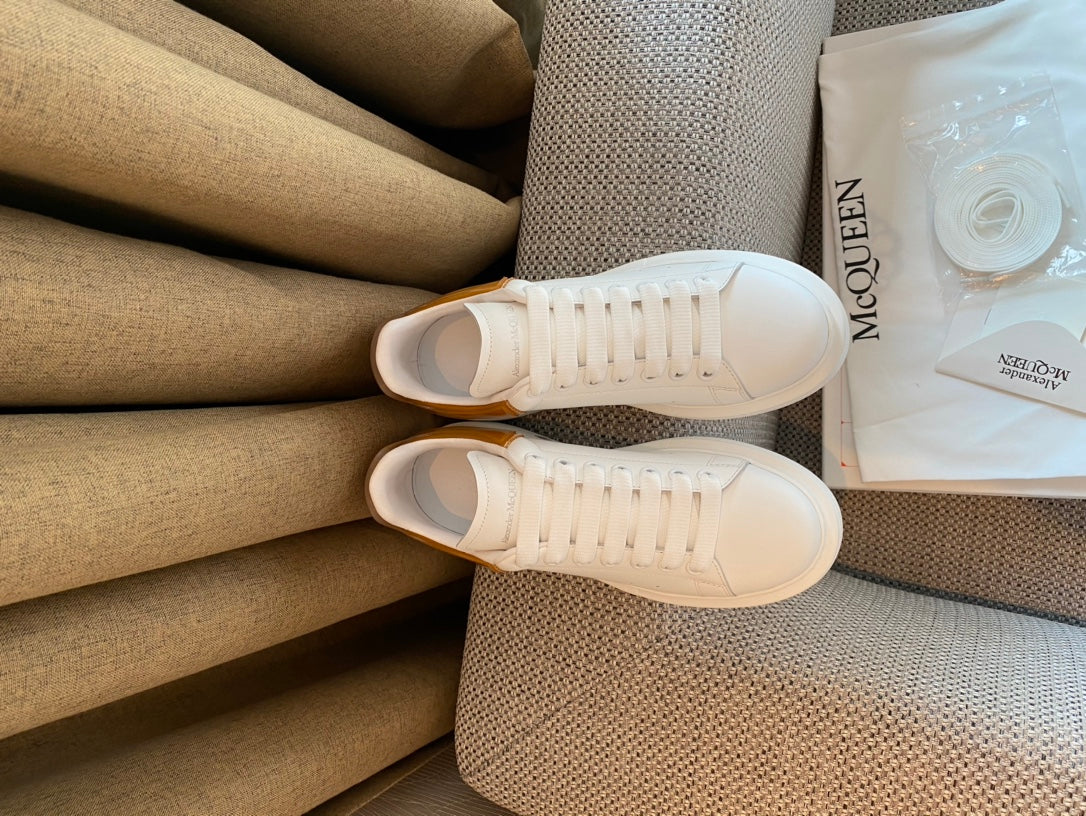 Классические белые кроссовки McQueen - на каблуке-резинке - оранжевые