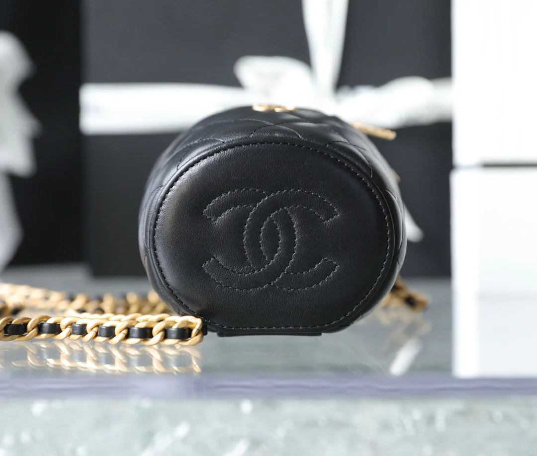 Миниатюрная косметичка Chanel Métiers d'Art с цепочкой на ручке, из овечьей кожи.