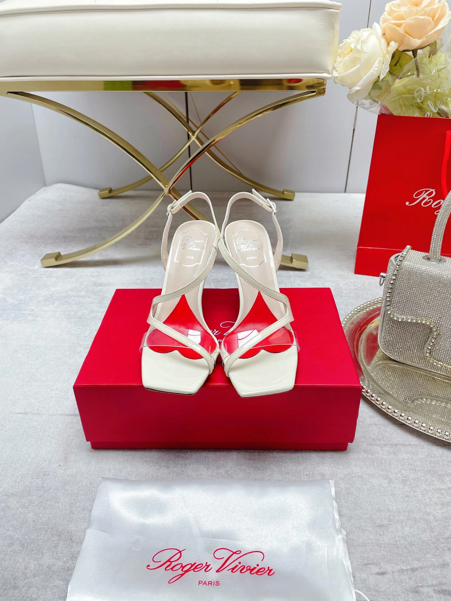 Обувь RV Shoes - Новинка ранней весны 2023 года - Сандалии в форме сердца на шпильках