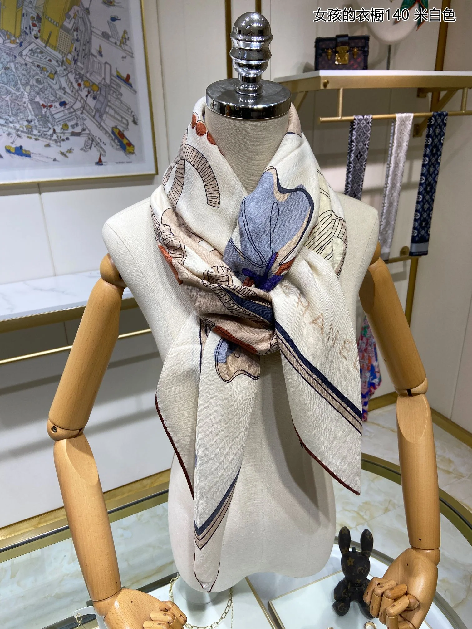 Квадратный шарф Chanel 140 см — в девичьем гардеробе