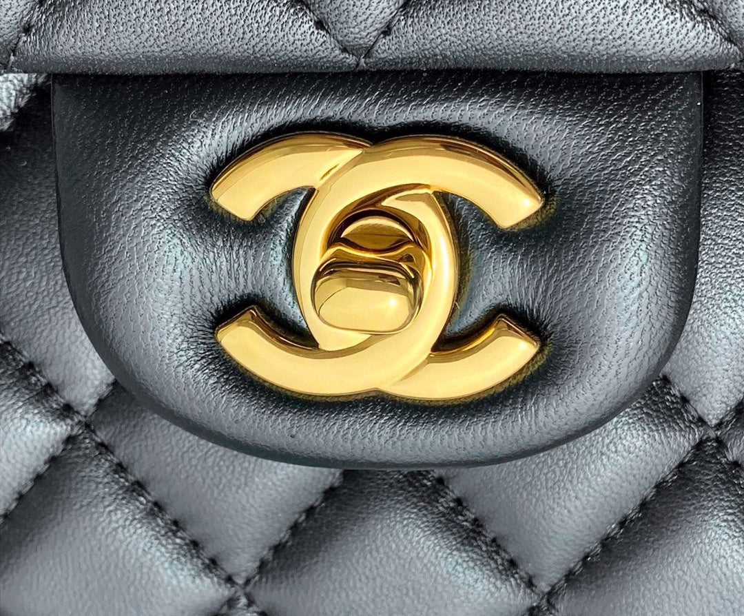 Сумка Chanel CF Medium - 23 см - из черной овечьей кожи с золотой пряжкой - CF23