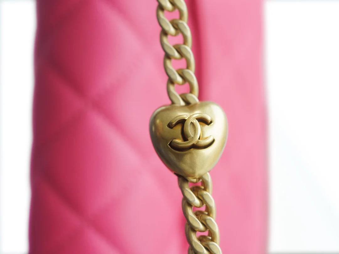 Новинка сезона весна/лето 2023 от Chanel - Сумка на цепочке в форме сердца - Сумка CF - Персиково-розовая - Мини