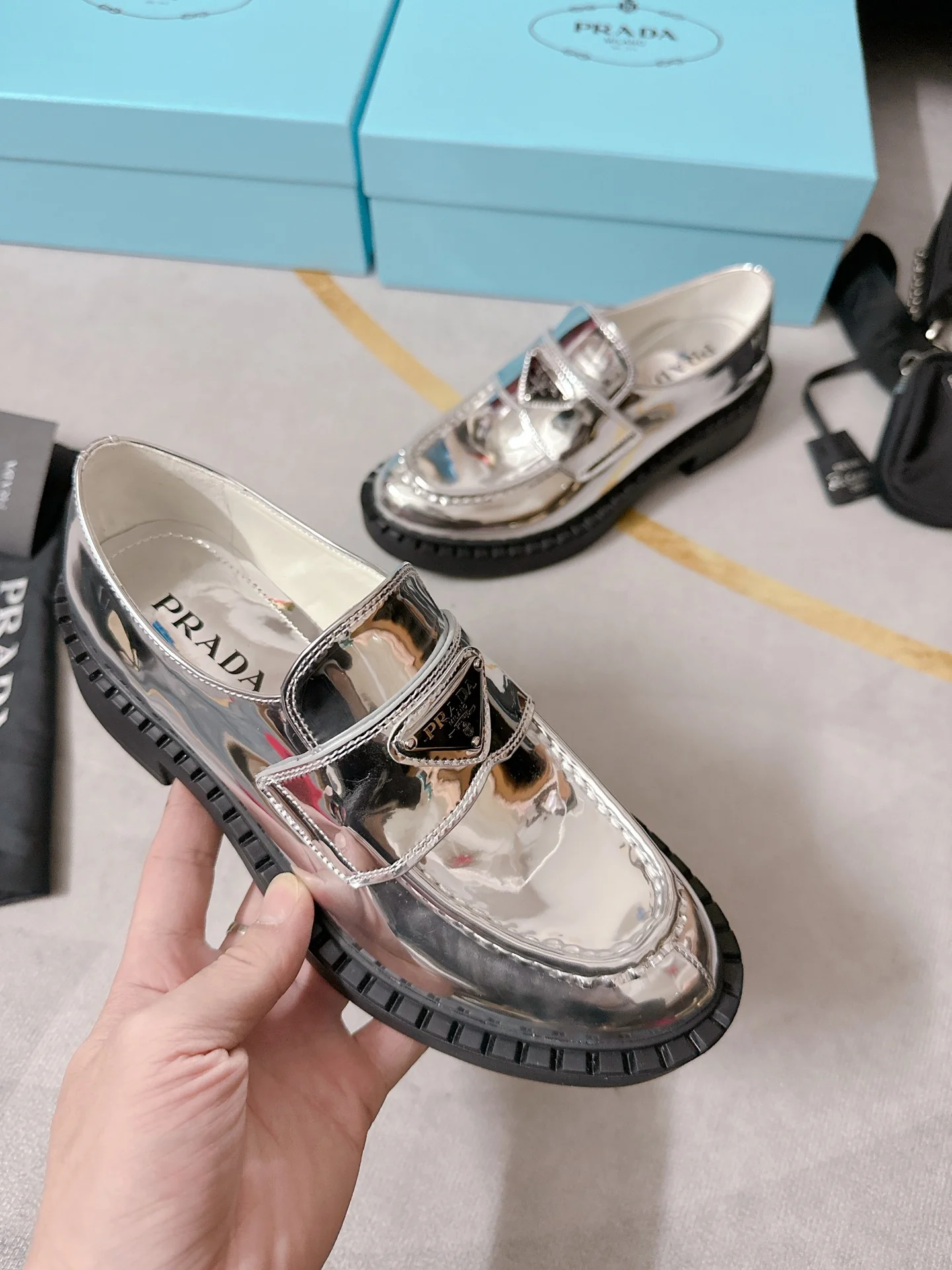 Повседневные кожаные туфли Prada на платформе с разрезом по низу – в стиле Лю Вэнь.