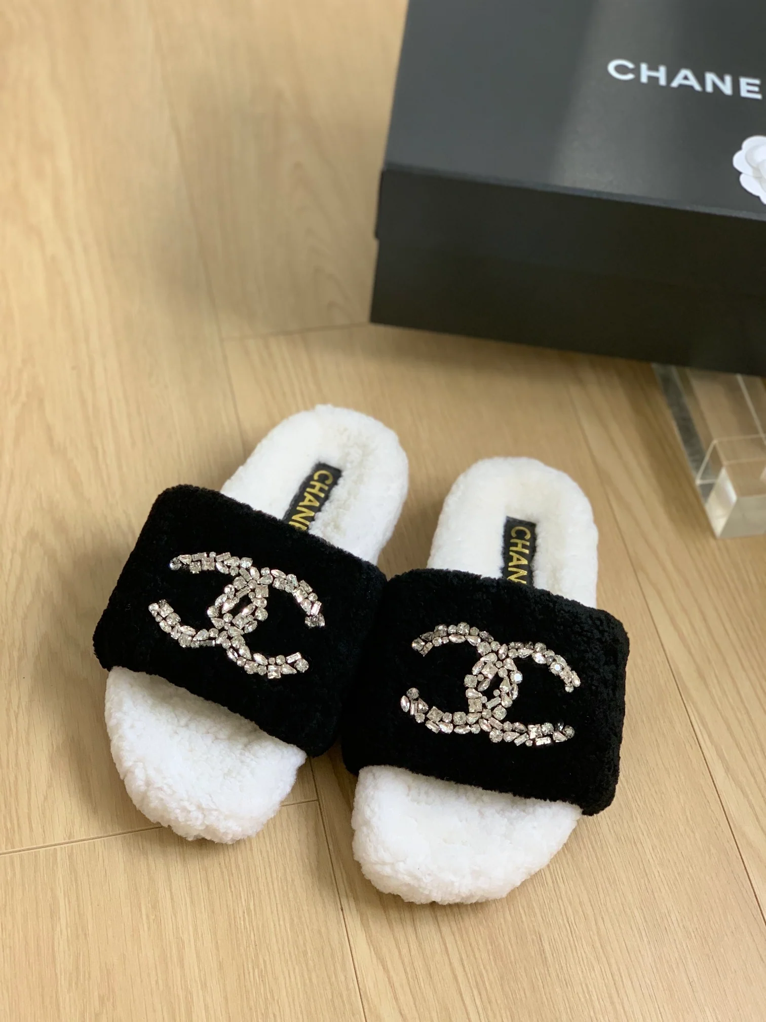 Новинка сезона осень/зима 2023 от Chanel - Домашние тапочки из овечьей шерсти с резиновой подошвой - Черно-белые