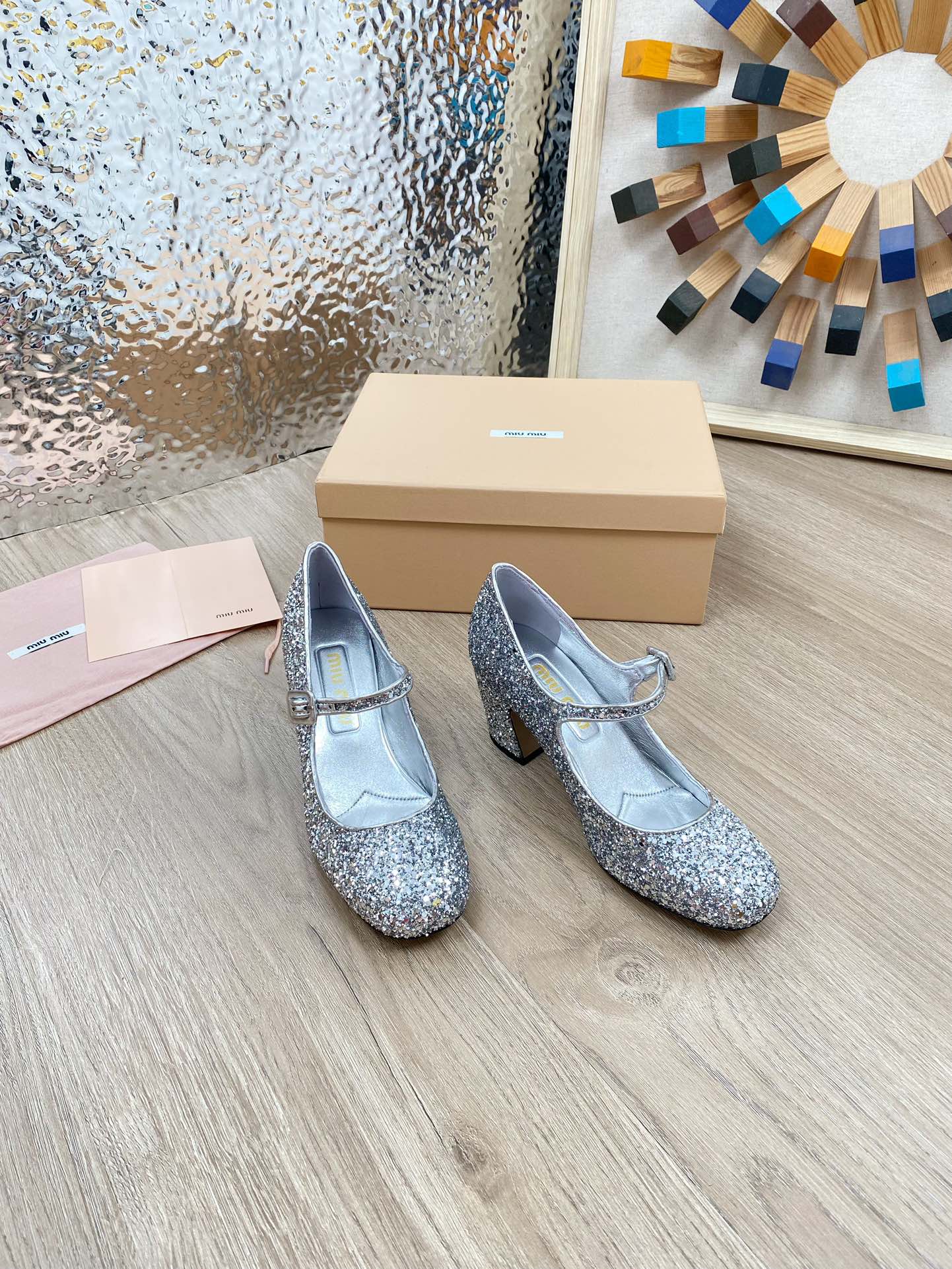 Новинка весны 2023 года от Miu Miu - Туфли на массивном каблуке Greta из лакированной кожи - Серебристые