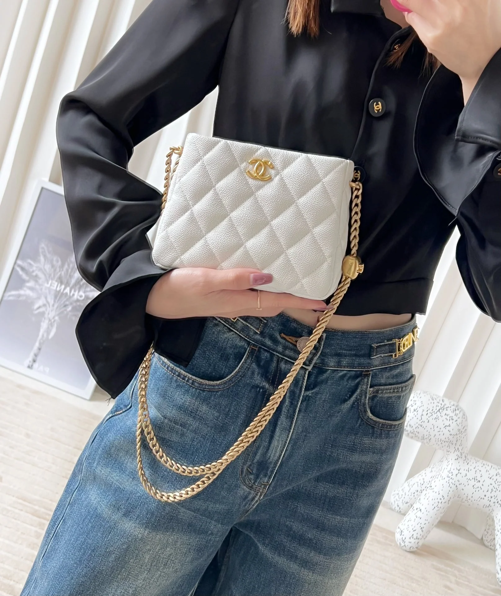 Новинка коллекции Chanel Весна/Лето 2023 - Сумка-хобо в форме сердца (маленькая) - Белая - Фотографии сумки на себе.