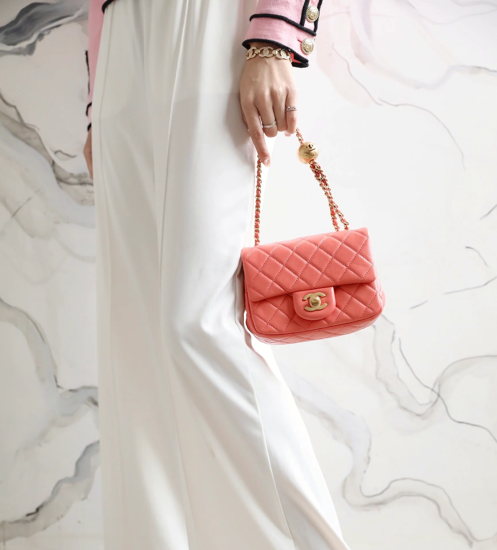 Сумка Chanel Gold Globe Square Fat Flap Bag - кораллово-розовая.