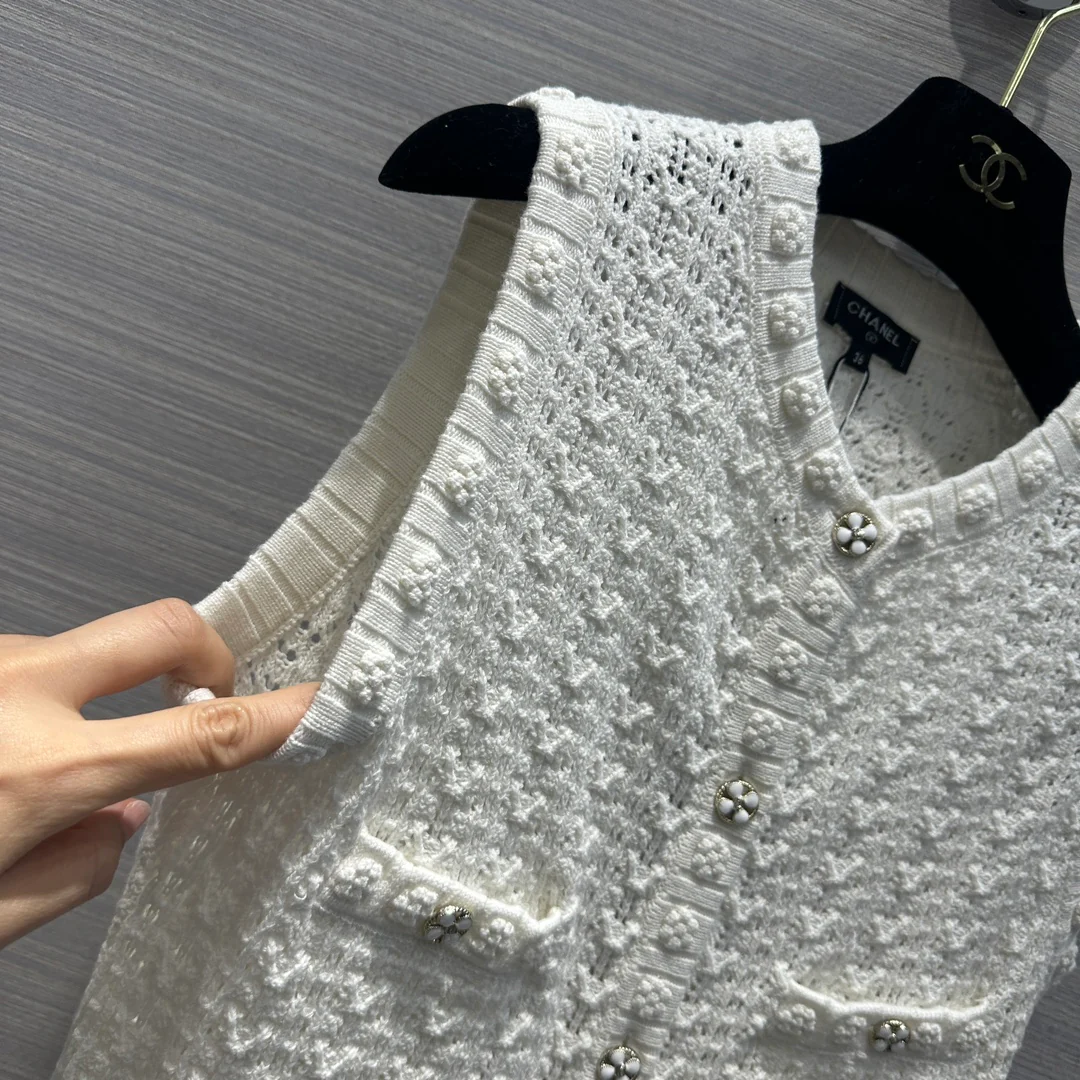 Chanel 2403 - Платье-жилет с ажурной фактурой и тиснением, выполненное в технике сложной ручной работы.