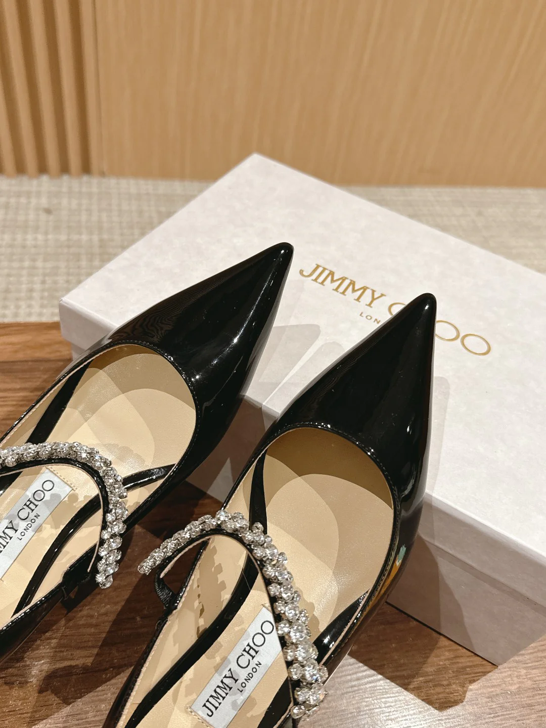 Туфли ?Мэри Джейн? от Jimmy с хрустальным ремешком на шее — черные.