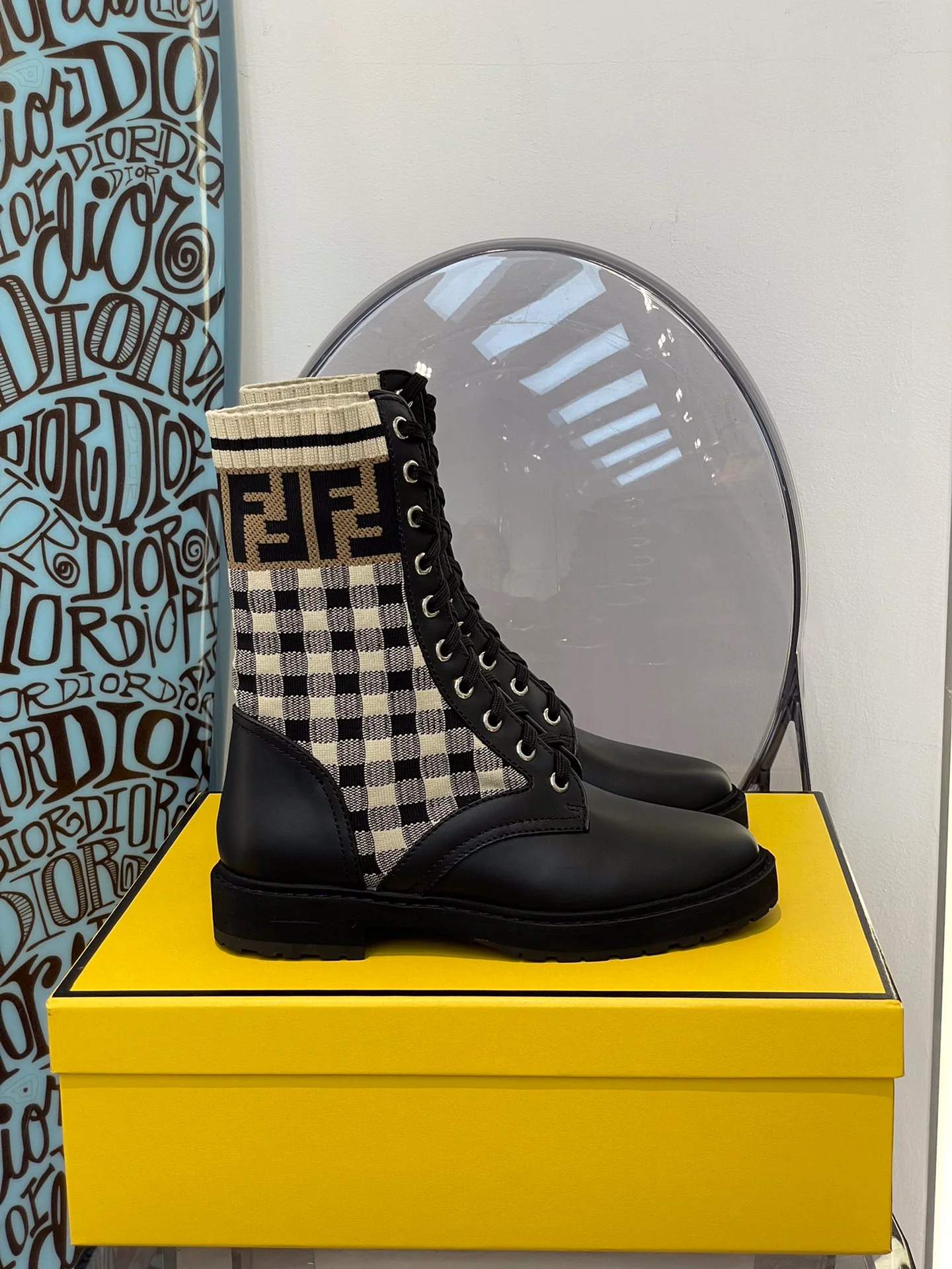 Fendi - Потрясающие сапоги-ботфорты на шнуровке, напоминающие носки.