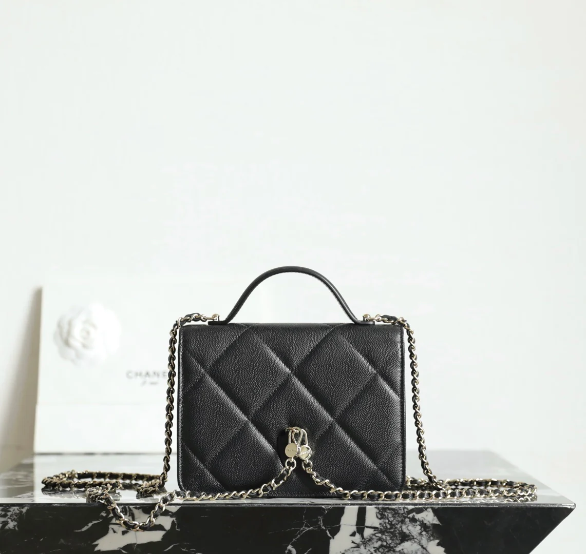 Мини-рюкзак Chanel из 25-каратного золота с крупным клетчатым узором и фурнитурой из светлого золота.