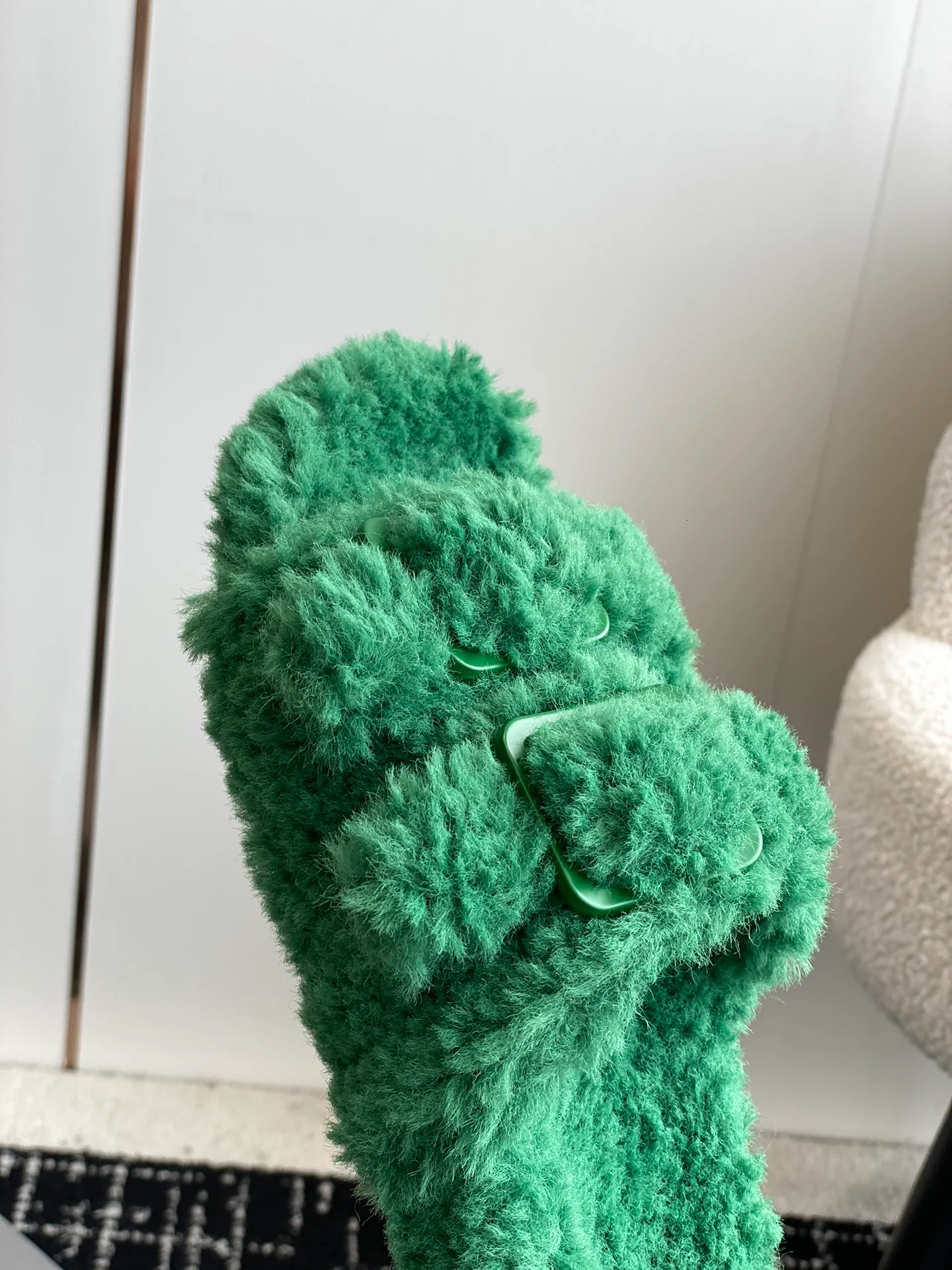 Новинка сезона осень/зима 2023 от Balenciaga — Меховые тапочки — Зеленые с пряжкой