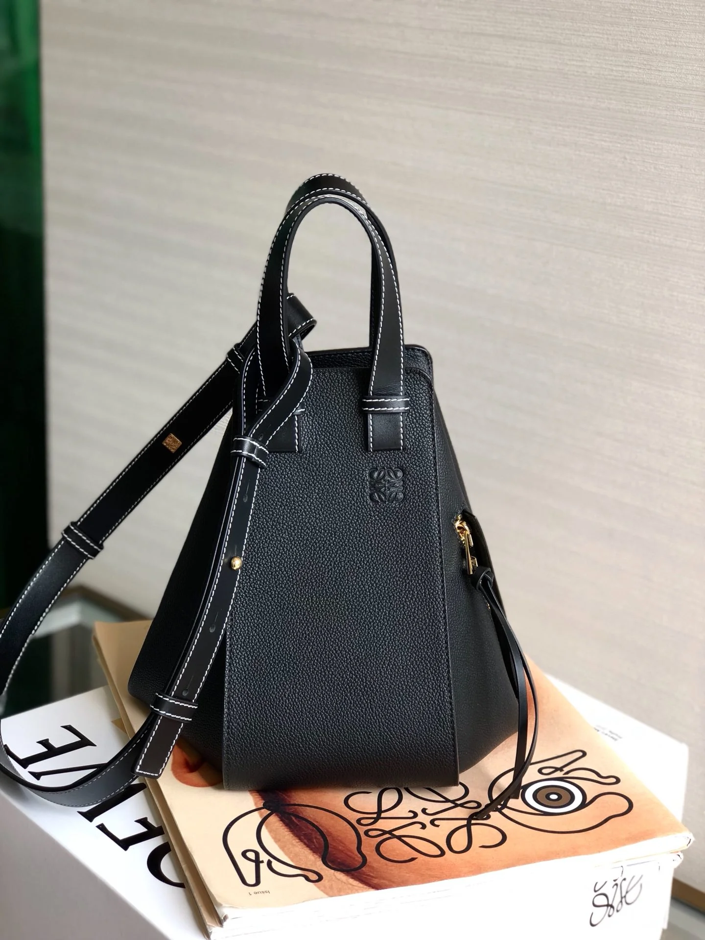 Гамак Loewe, маленький (13,5 x 25 x 30 см), черный с фактурной поверхностью и золотистой фурнитурой.