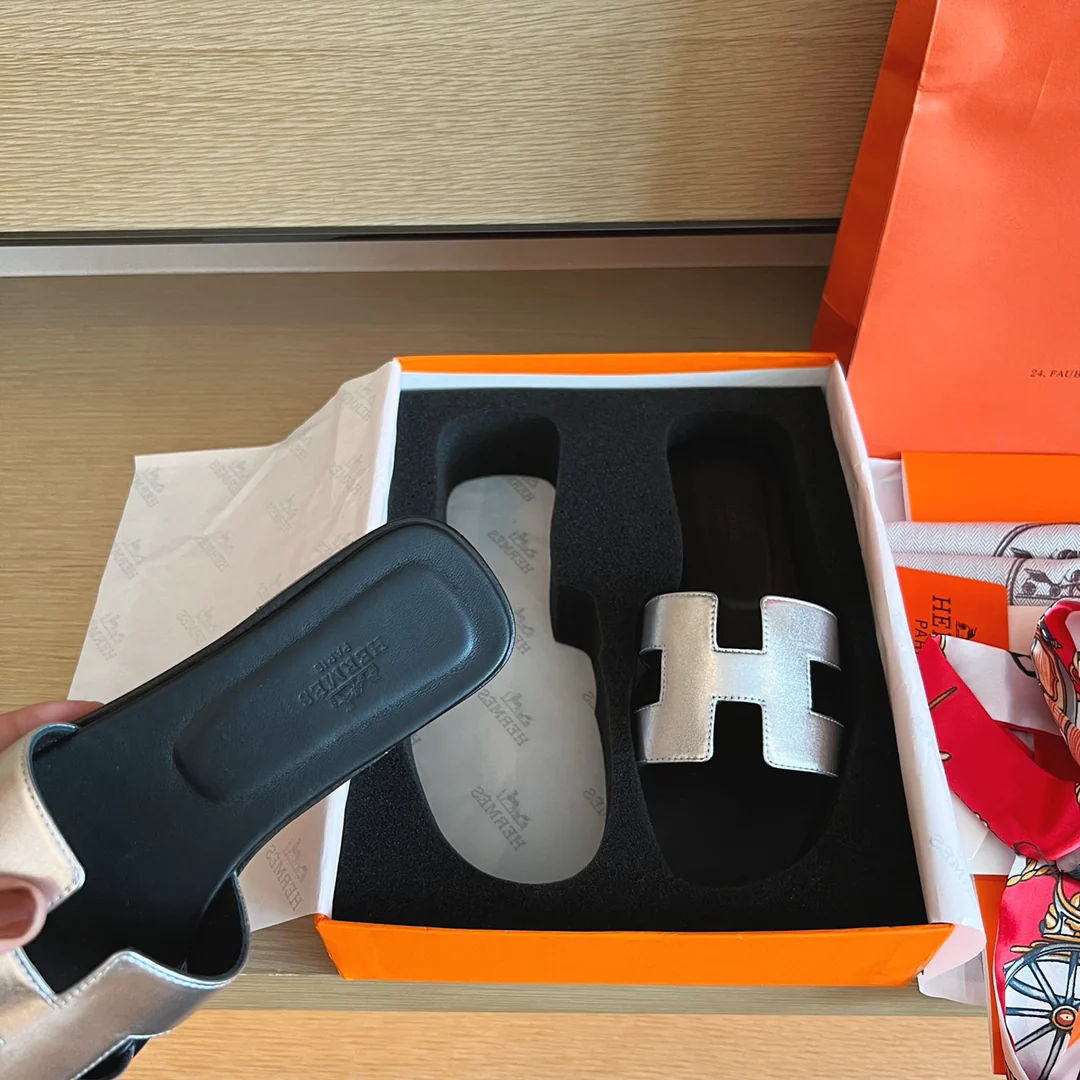 Классические домашние тапочки Hermes H - Верх из однотонной кожи - Подошва, полностью закрывающая тапочки - Серебристый/Черный