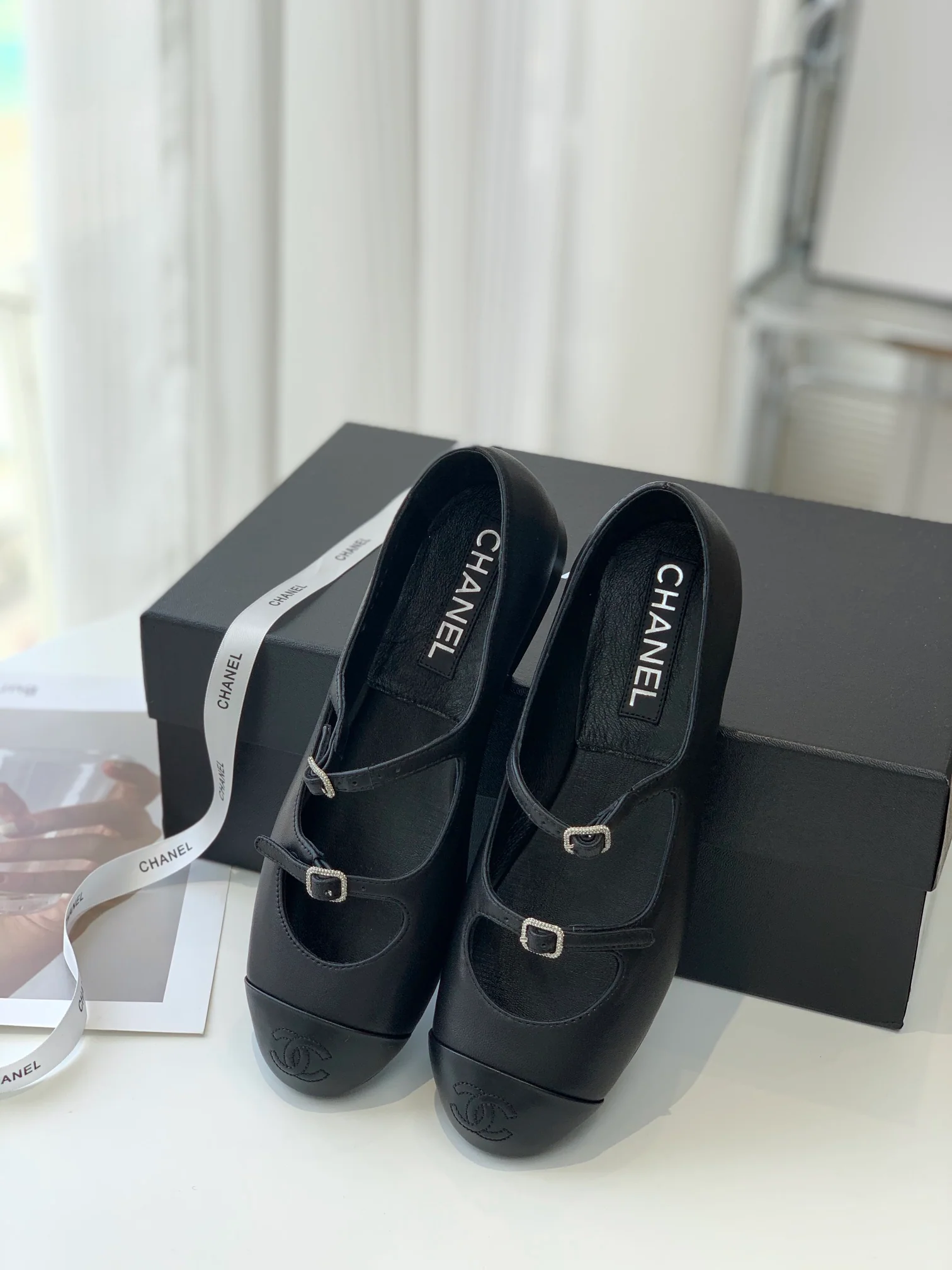 Новинка 2023 года от Chanel - туфли Мэри Джейн из овечьей кожи.