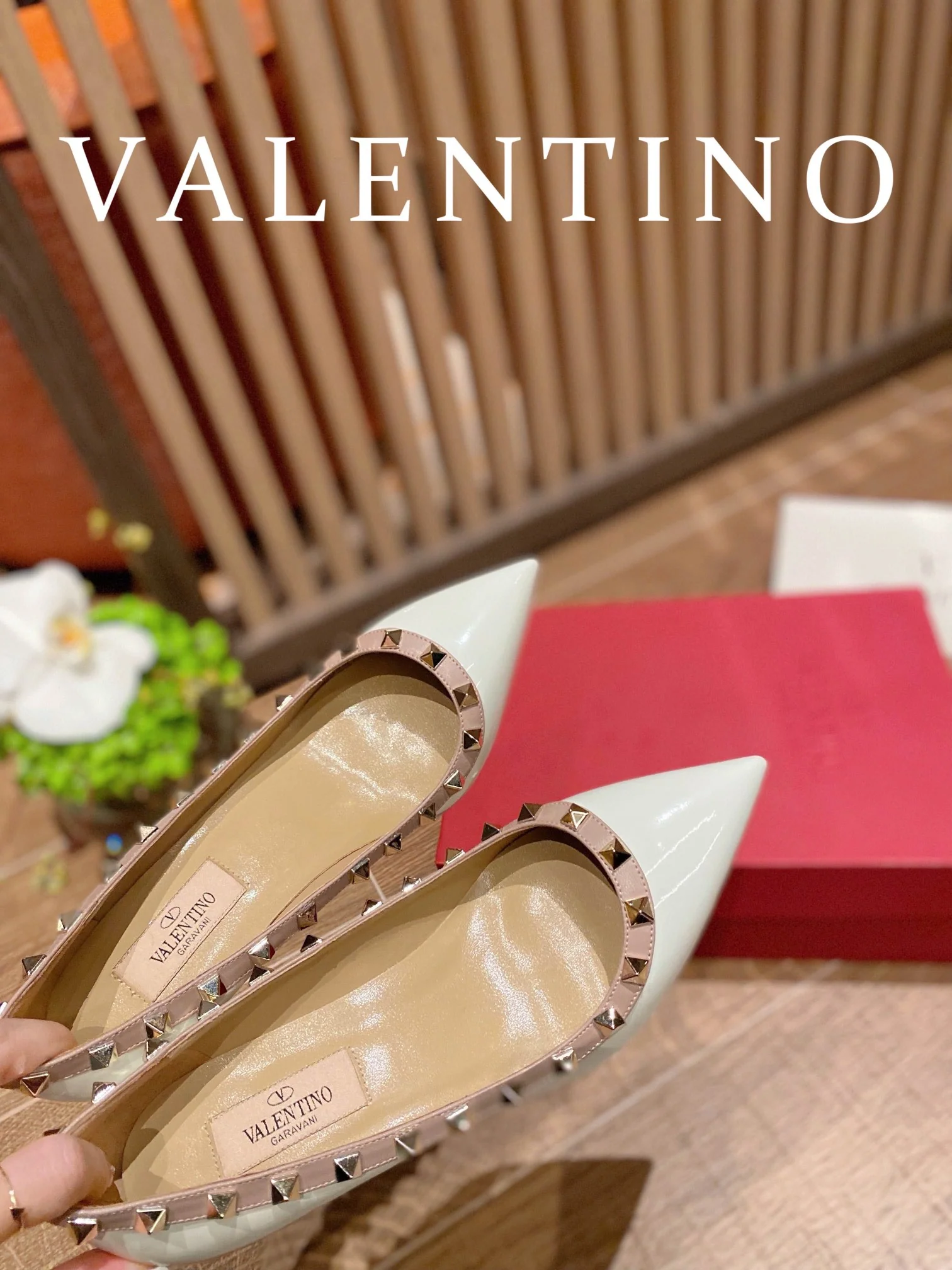 Классические туфли на среднем каблуке Valentino - белые