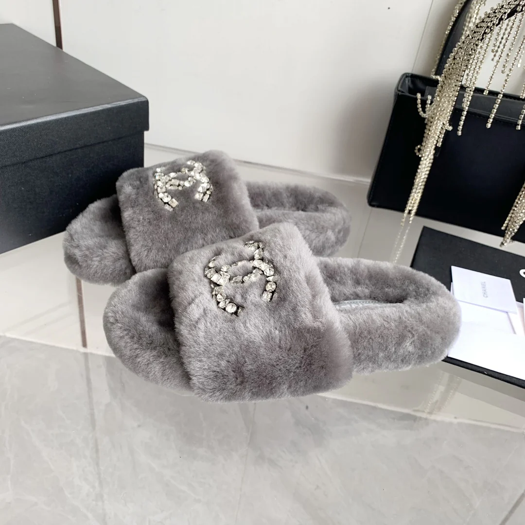 Новинка сезона осень/зима 2023 от Chanel - Шерстяные тапочки - Серые со стразами